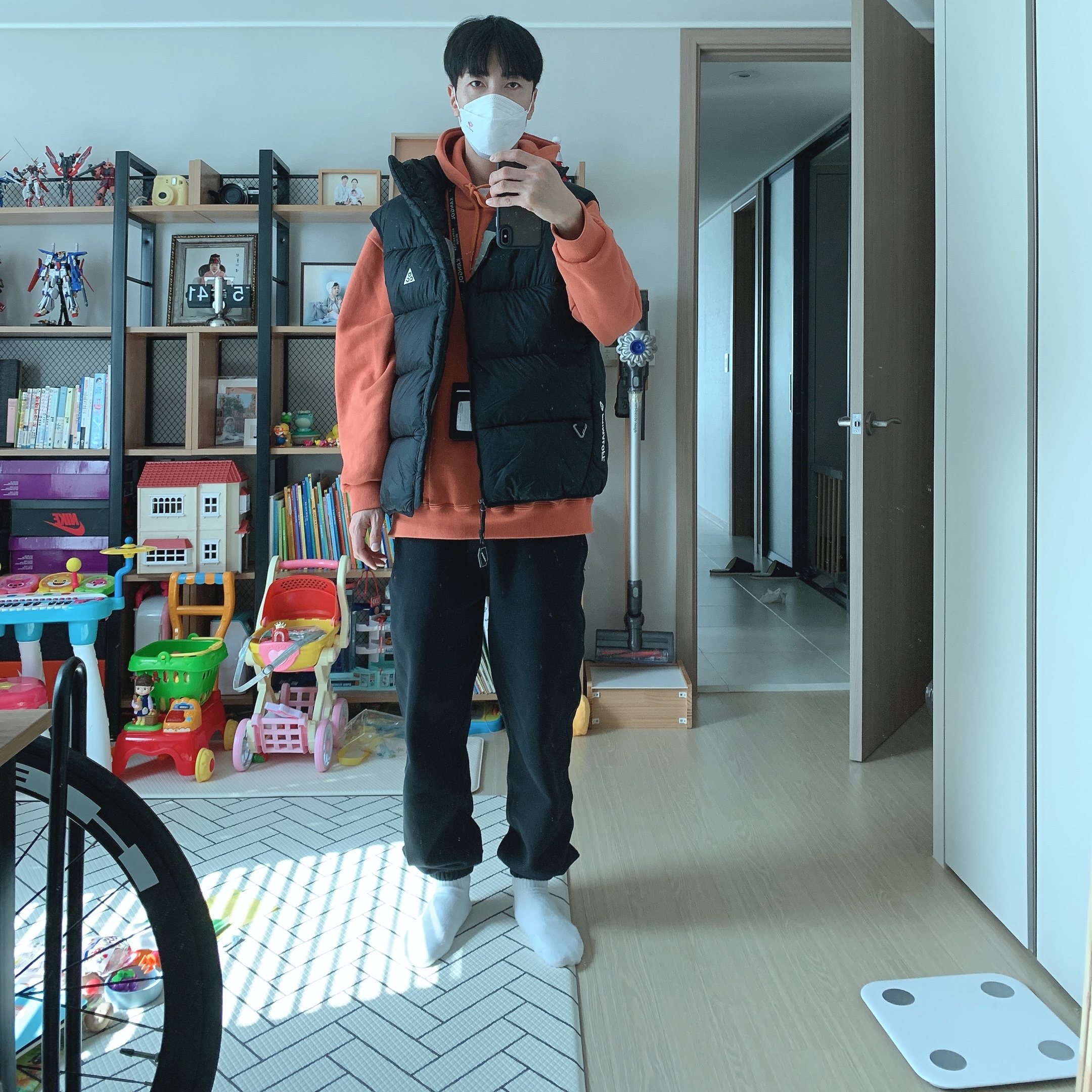 Nike ACG Therma-Fit ADV Lunar Lake Puffer Vest Black - US/EU, (W) Nike NRG Solo Swoosh Fleece Pants Black White - Asia 착용 스타일 - 2