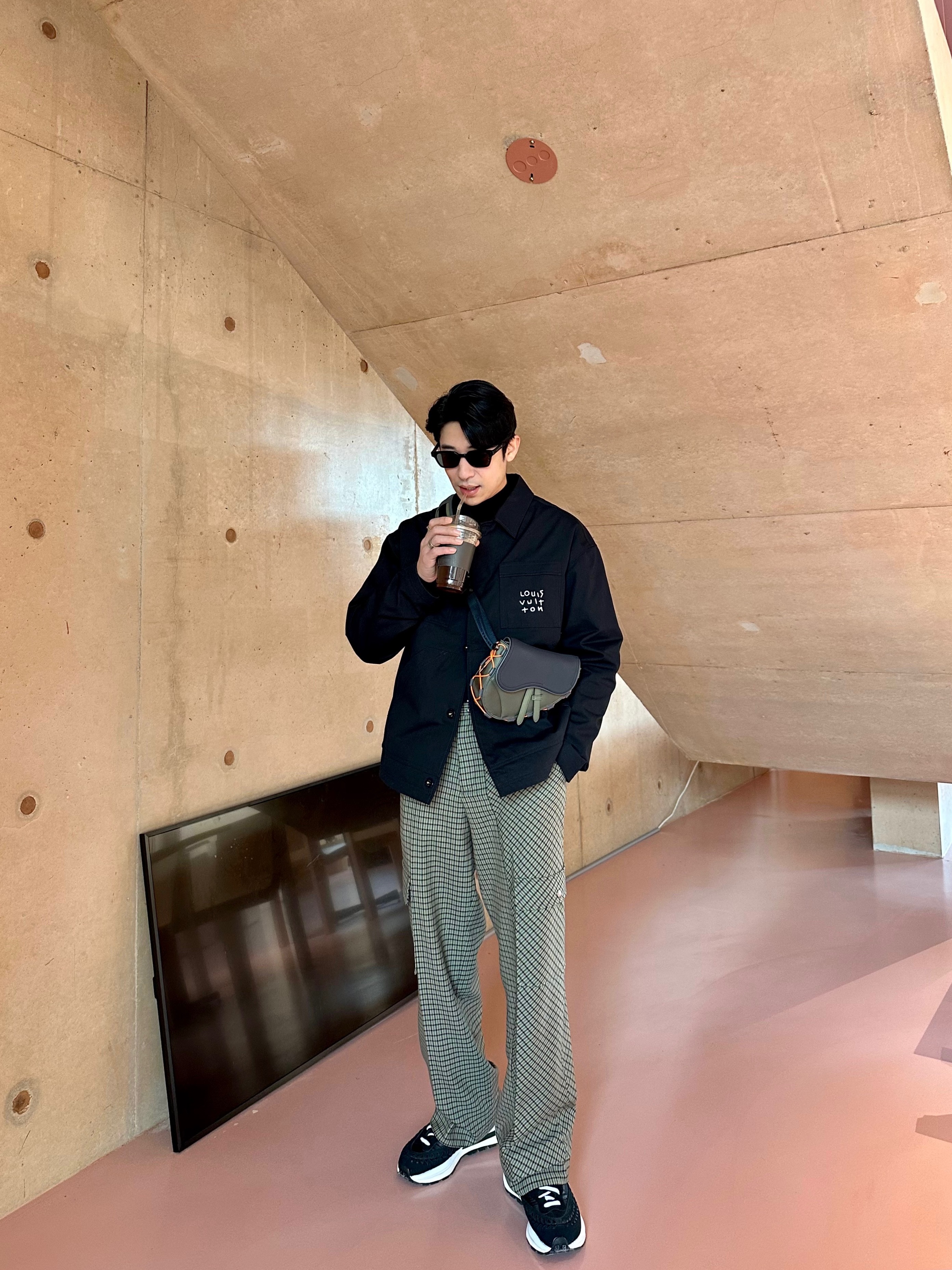 Louis Vuitton LV Spread Technical Overshirt Black, Dior x Sacai Mini Saddle Bag Olive 착용 스타일 - 1