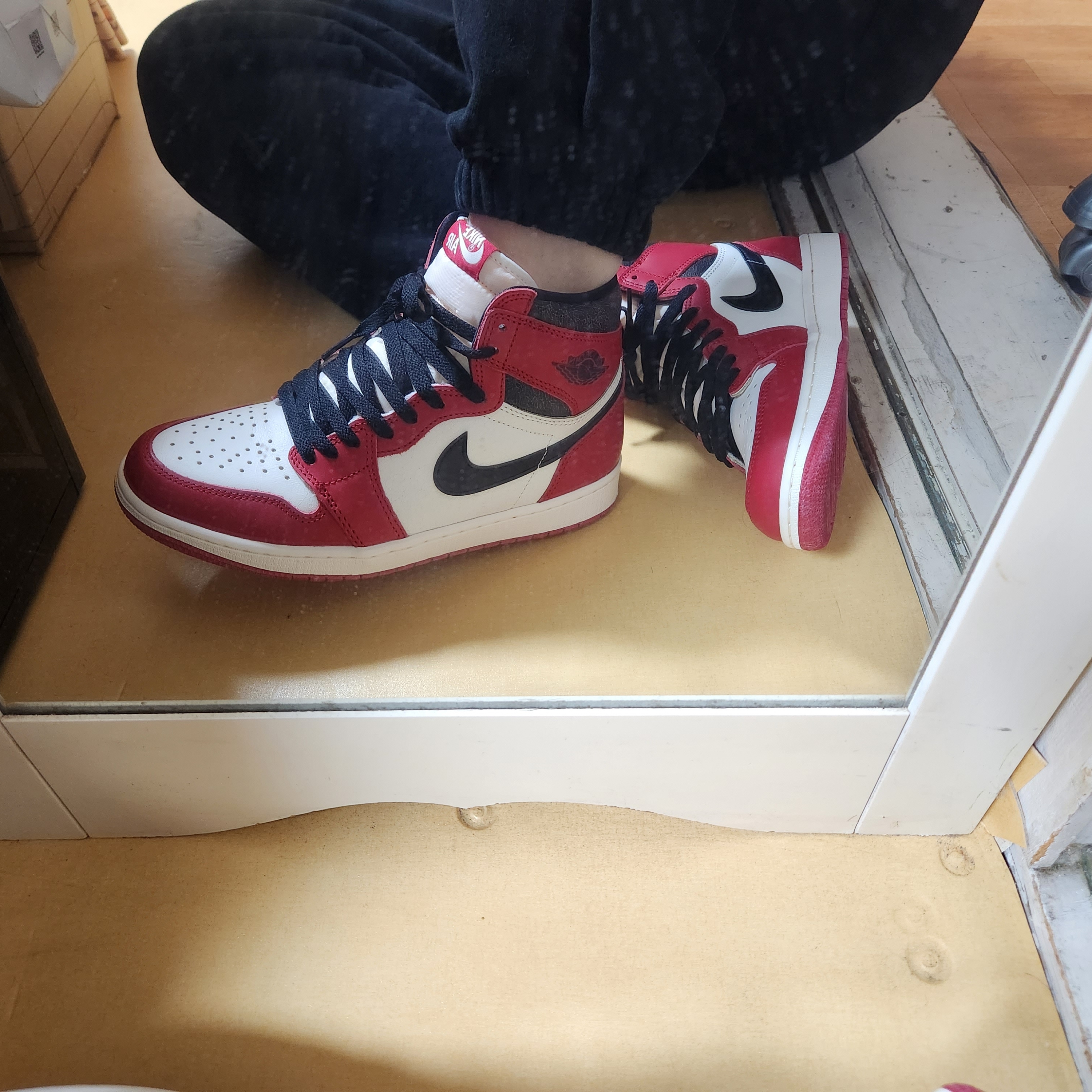 Jordan 1 Retro High OG Chicago 2022, Off-White Allover Check Flannel Arrow Shirt Red 착용 스타일 - 2