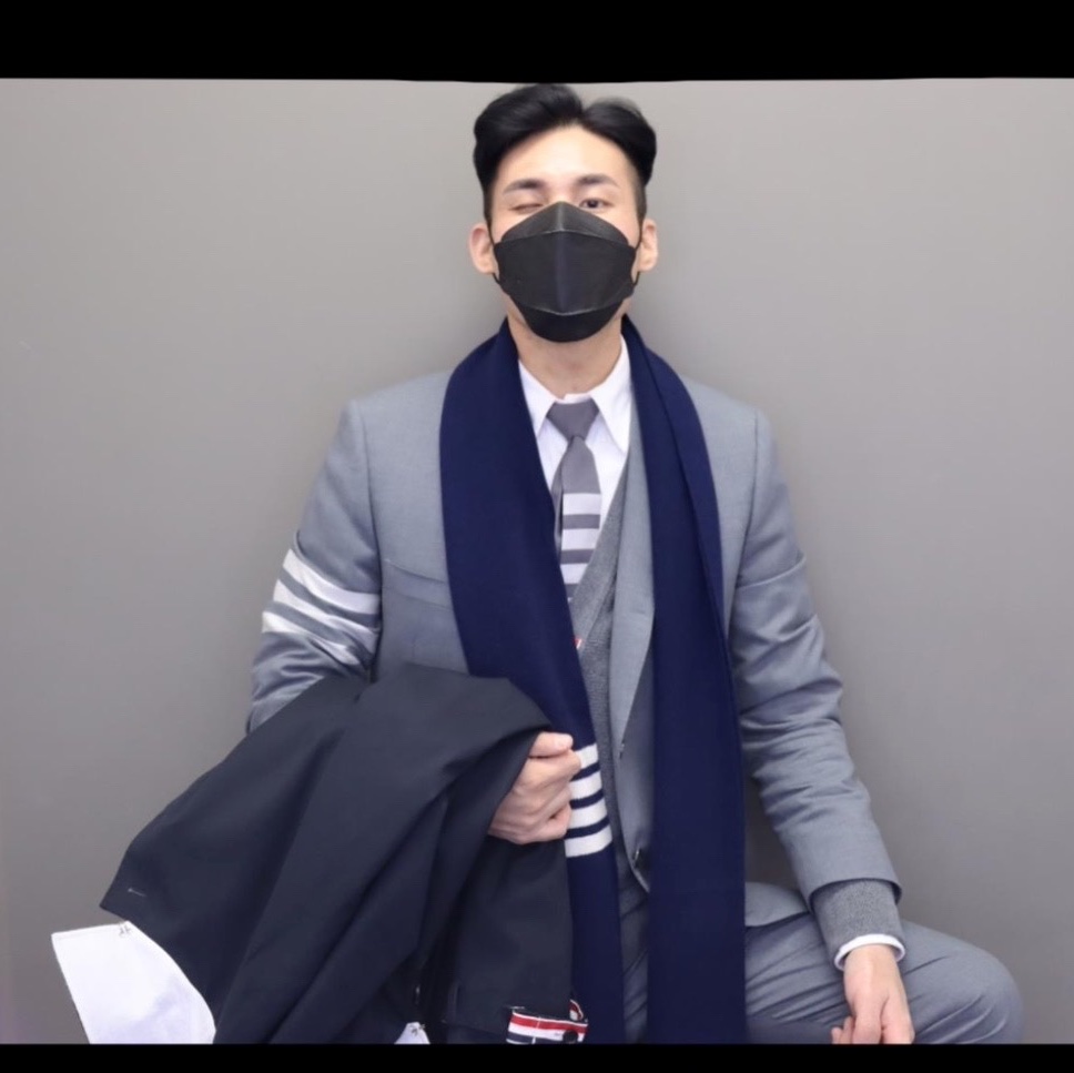 Thom Browne Open Raschel Stitch 4-Bar V-Neck Cardigan Medium Grey, Thom Browne Shadow Pinstripe Oxford Armband Long Sleeve Shirt Red White Blue 착용 스타일