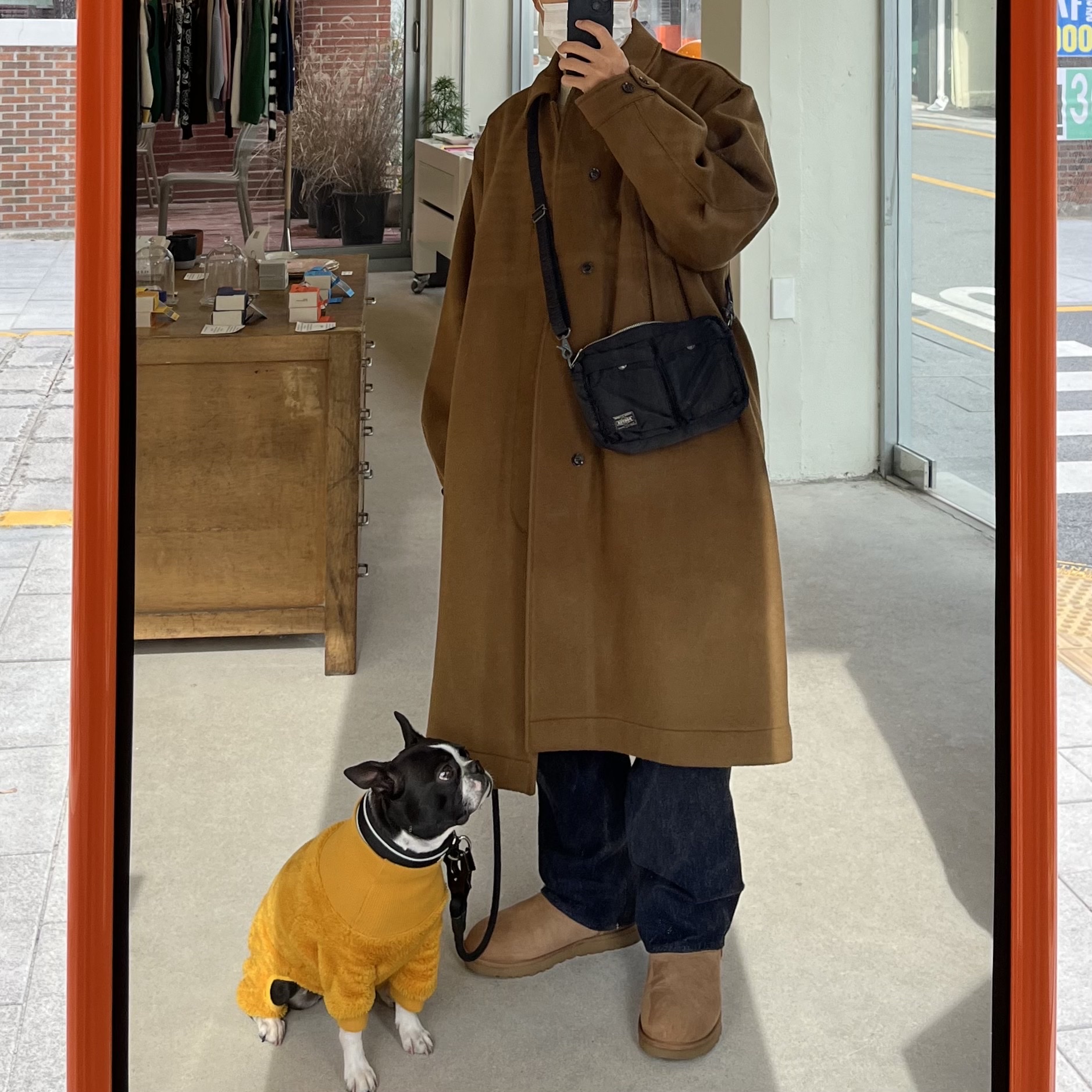 (W) UGG Classic Mini II Boots Chestnut, Porter Tanker Shoulder Bag Black 착용 스타일 - 3