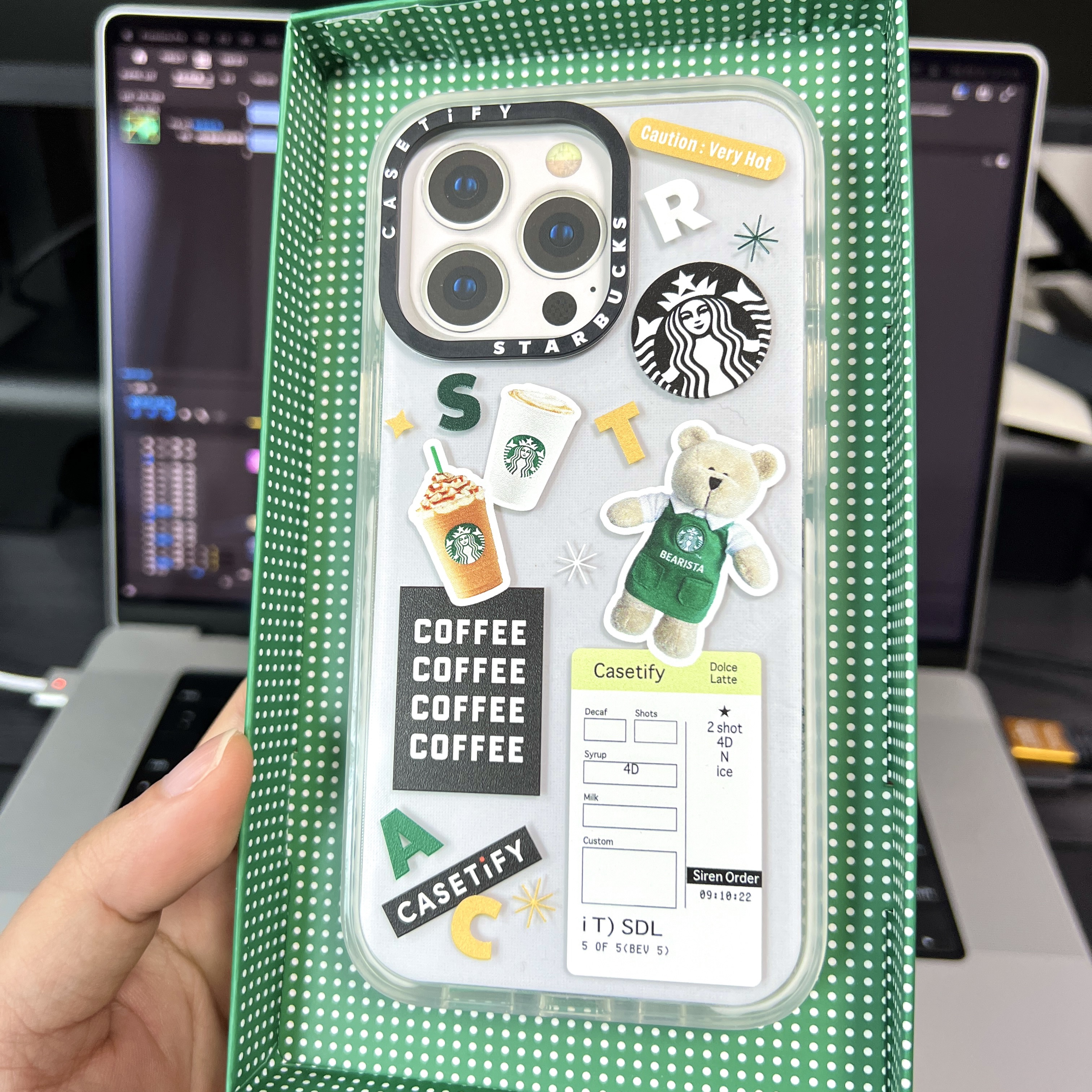 Casetify x Starbucks Icon Impact iPhone Case Clear 착용 스타일 - 2