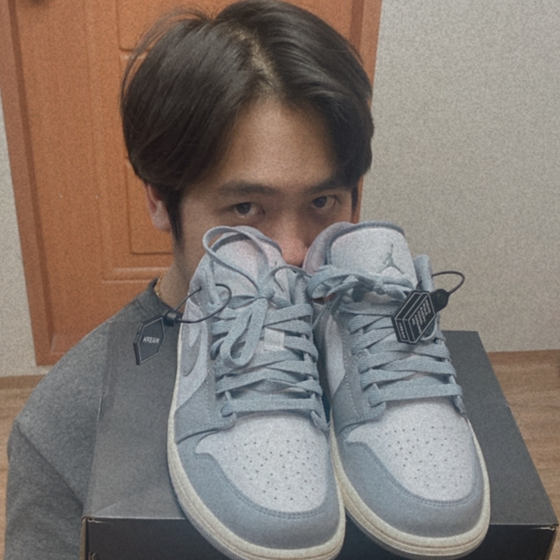 Jordan 1 Low Stealth and White 착용 스타일 - 2
