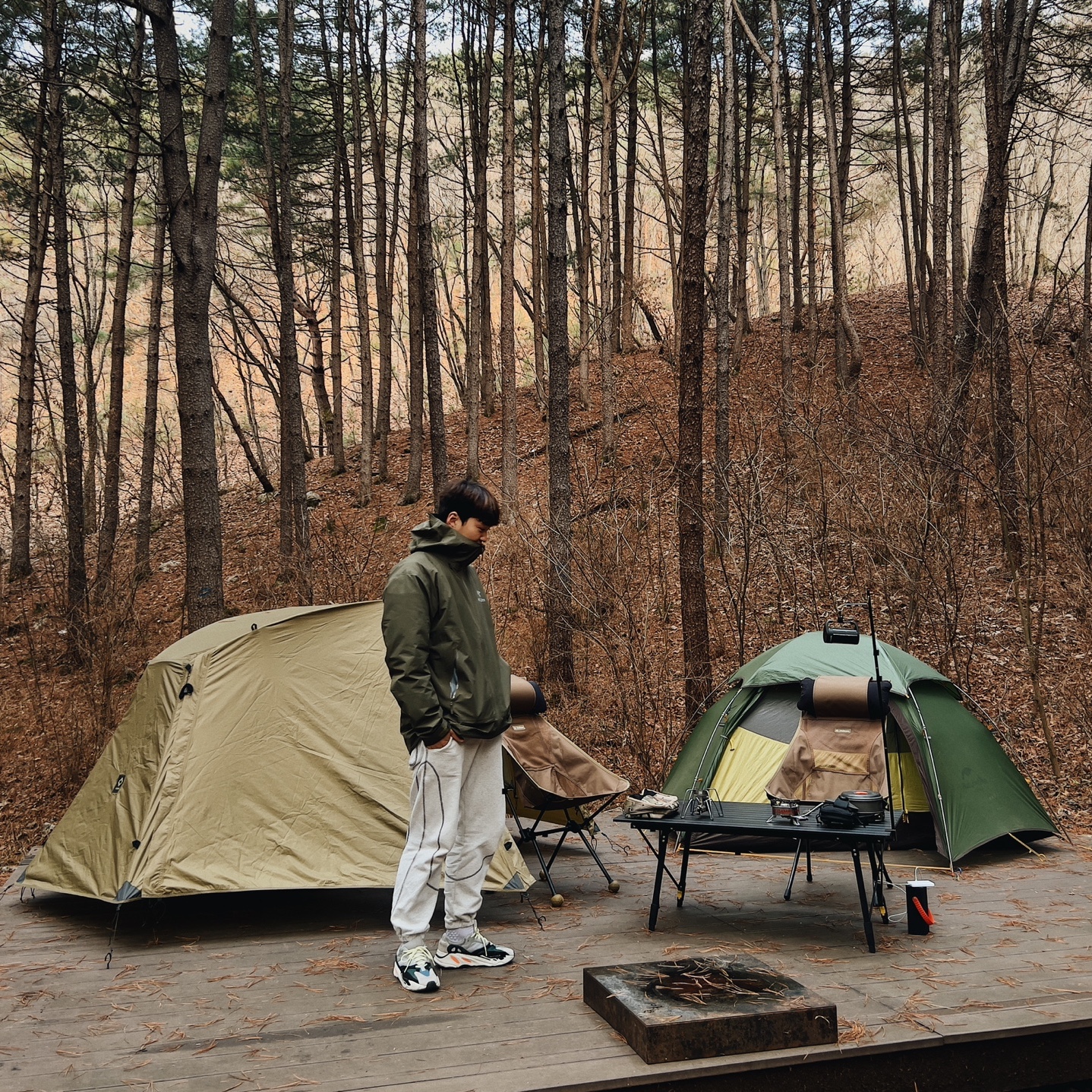 Arc'teryx Beta LT Jacket Tatsu, Adidas Yeezy Boost 700 Wave Runner Solid Grey 2017/2019 착용 스타일