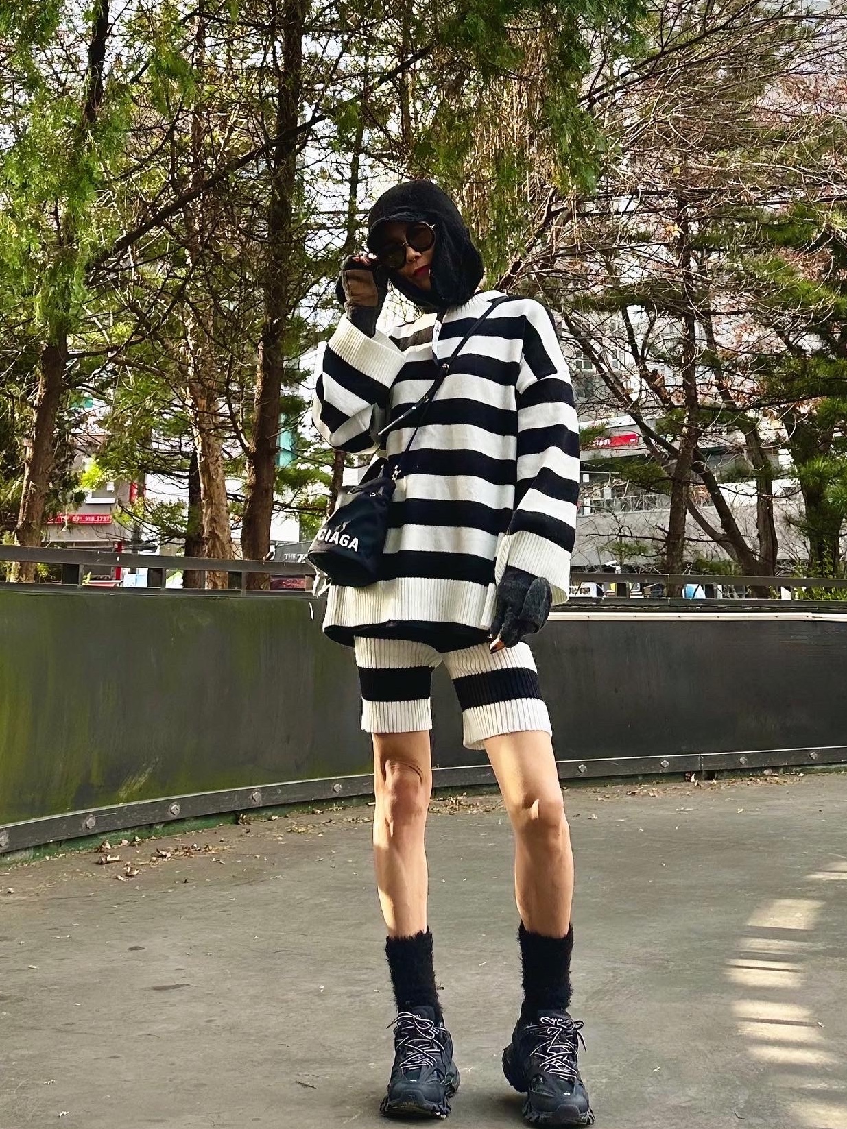(W) Balenciaga Track Sneakers Black White 착용 스타일 - 2