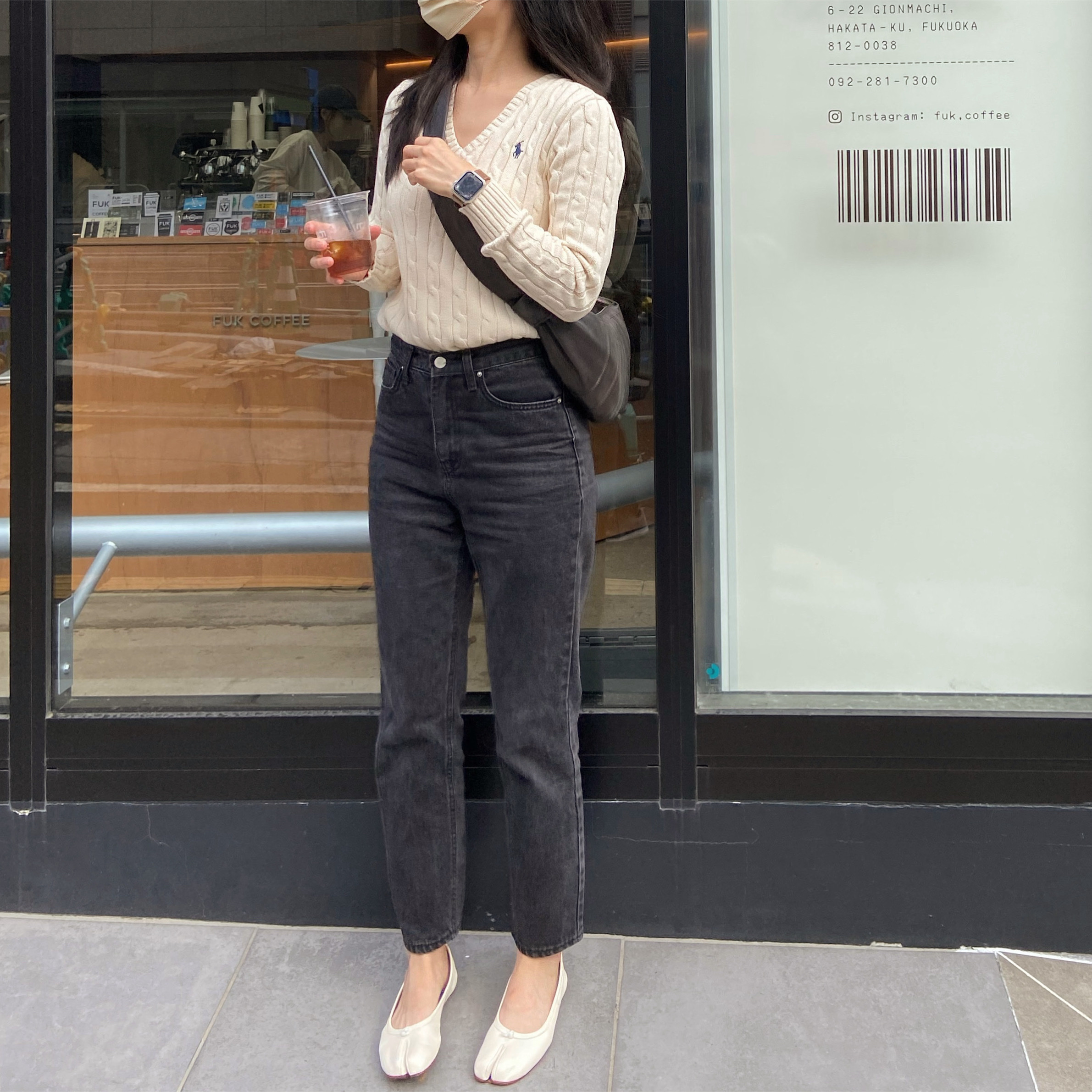 Lemaire Small Croissant Bag Soft Nappa Leather Dark Chocolate, (W) Maison Margiela Tabi Ballet Flat Shoes Ivory 착용 스타일