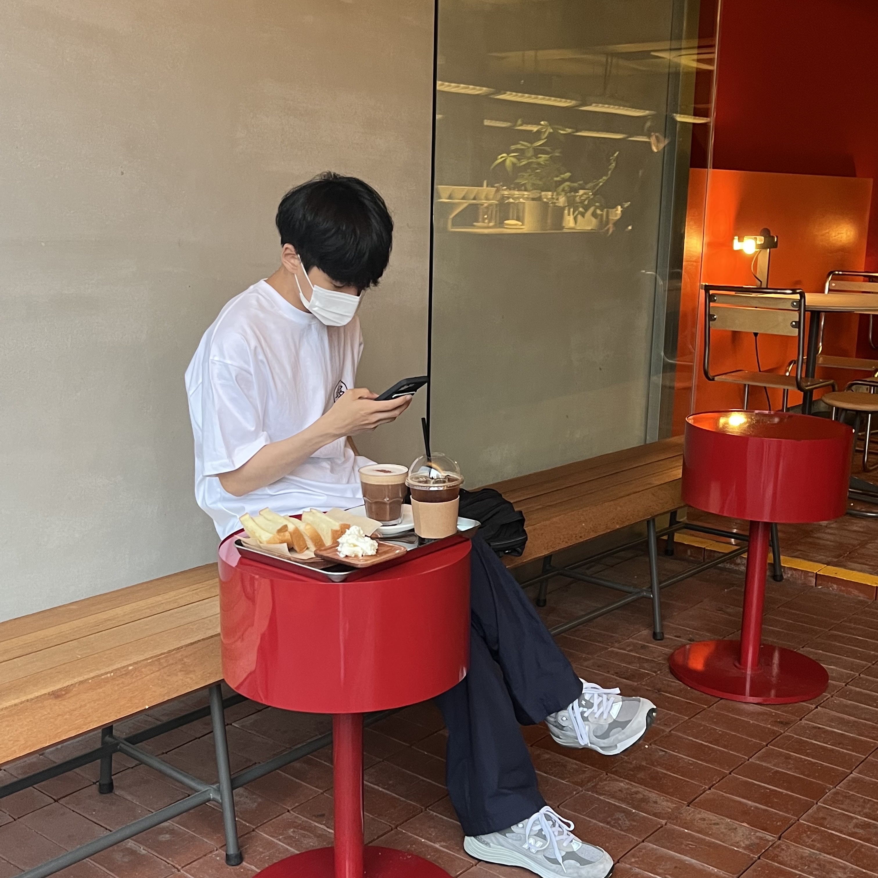 Dada Student T-Shirt White, New Balance 992 Made in USA Grey - D Standard 착용 스타일