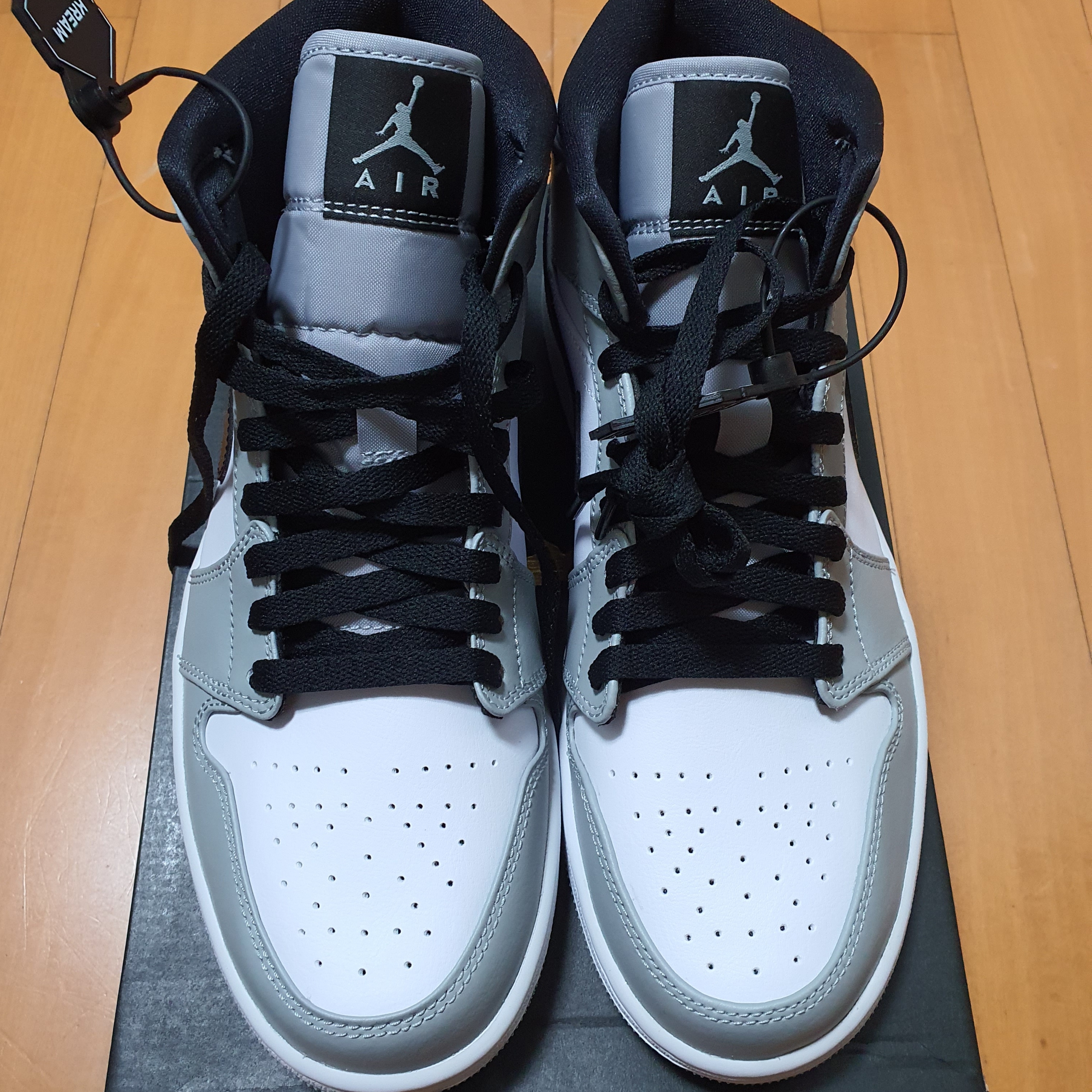 Jordan 1 Mid Light Smoke Grey 착용 스타일 - 1
