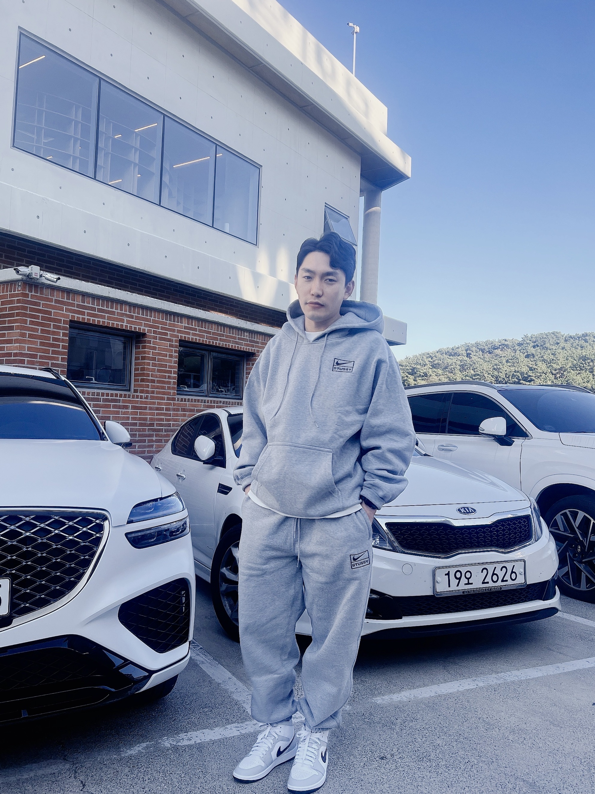 Nike x Stussy NRG RA Fleece Pants Dark Grey Heather (DJ9490-063), Nike x Stussy NRG RA Pullover Hoodie Dark Grey Heather (DJ9488-063) 착용 스타일