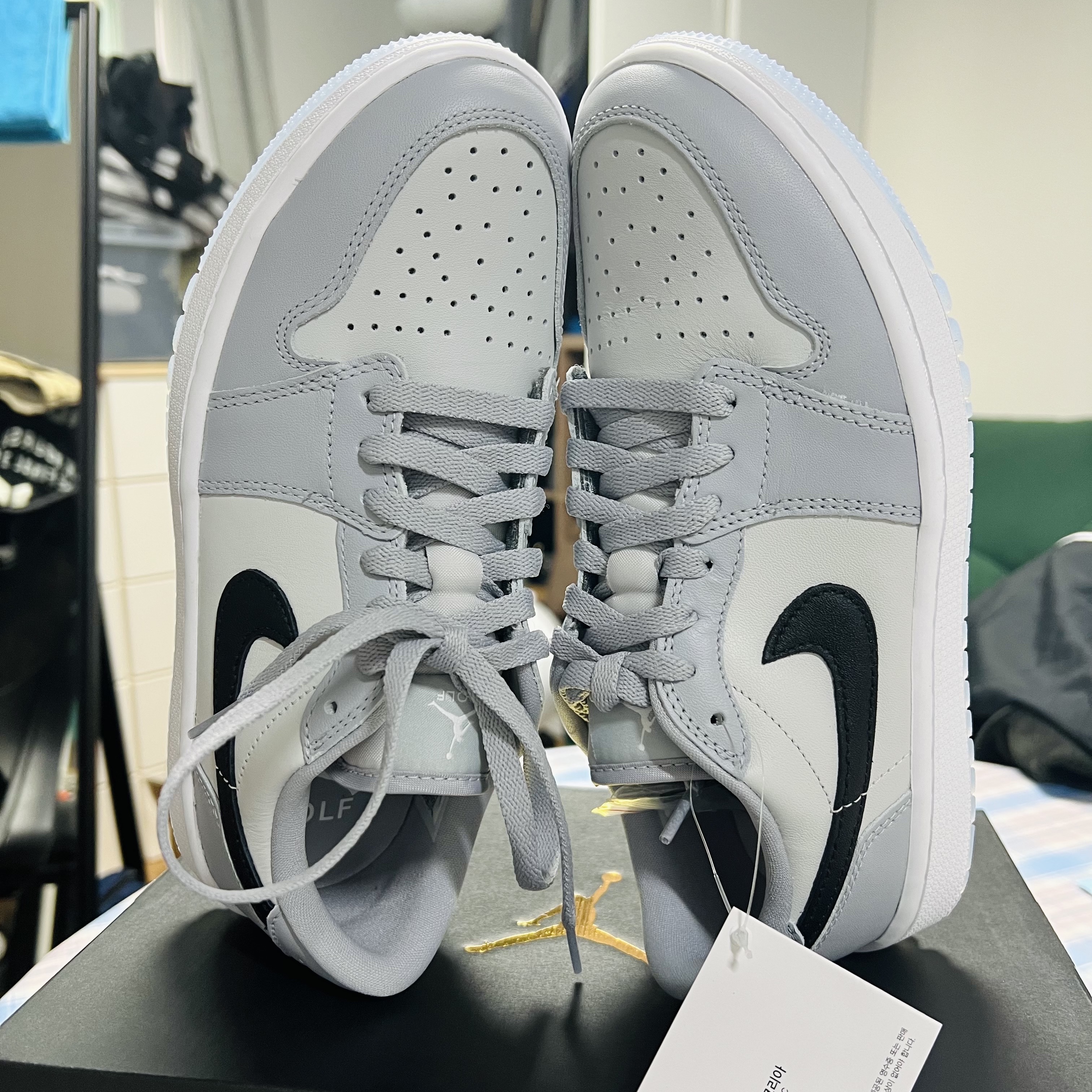 Jordan 1 Low Golf Wolf Grey 착용 스타일 - 3