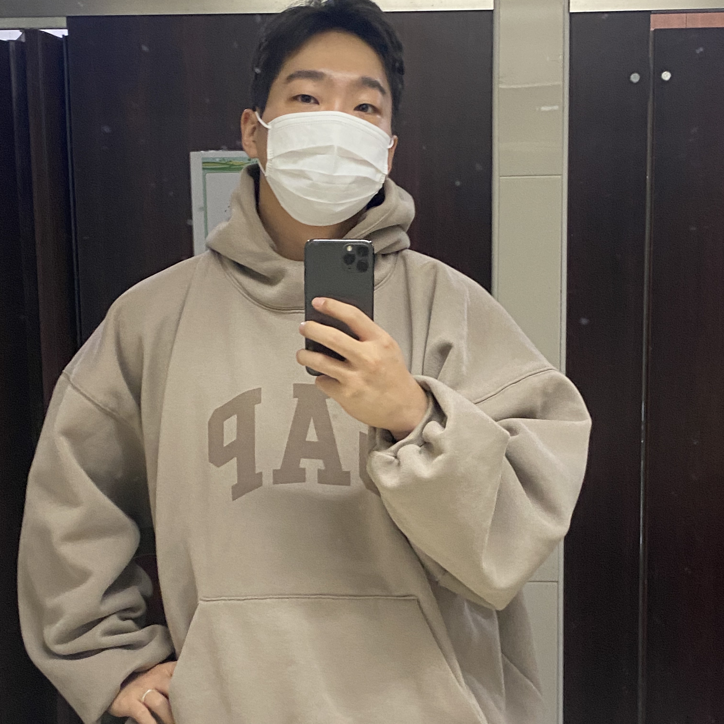 Yeezy Gap Engineered By Balenciaga Dove Hoodie Beige 착용 스타일 - 2