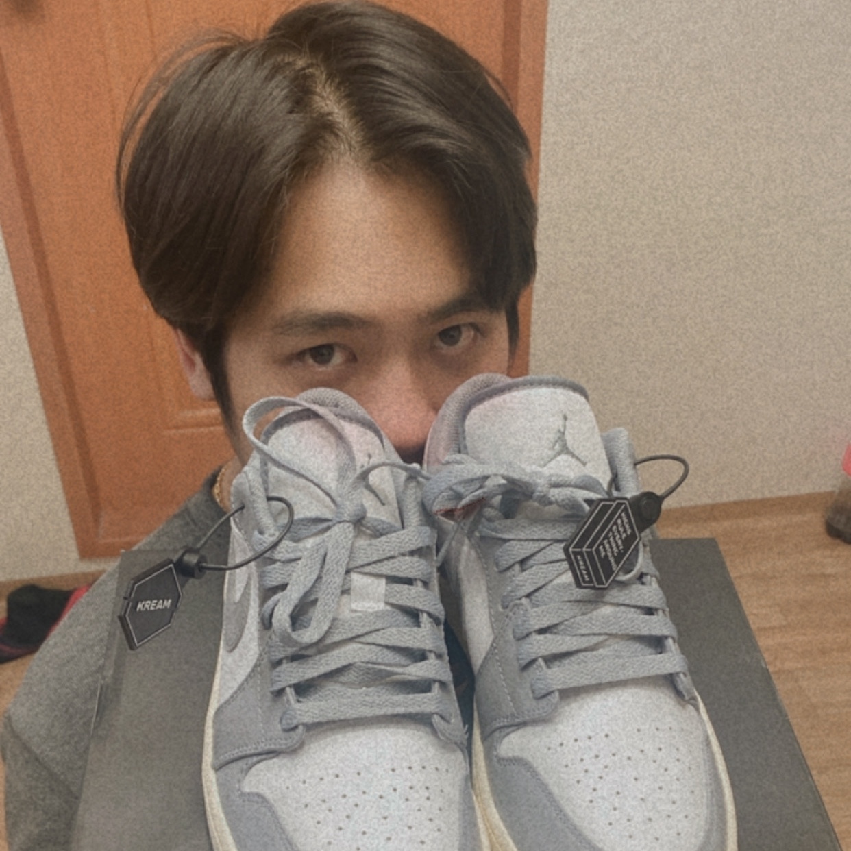 Jordan 1 Low Stealth and White 착용 스타일 - 3