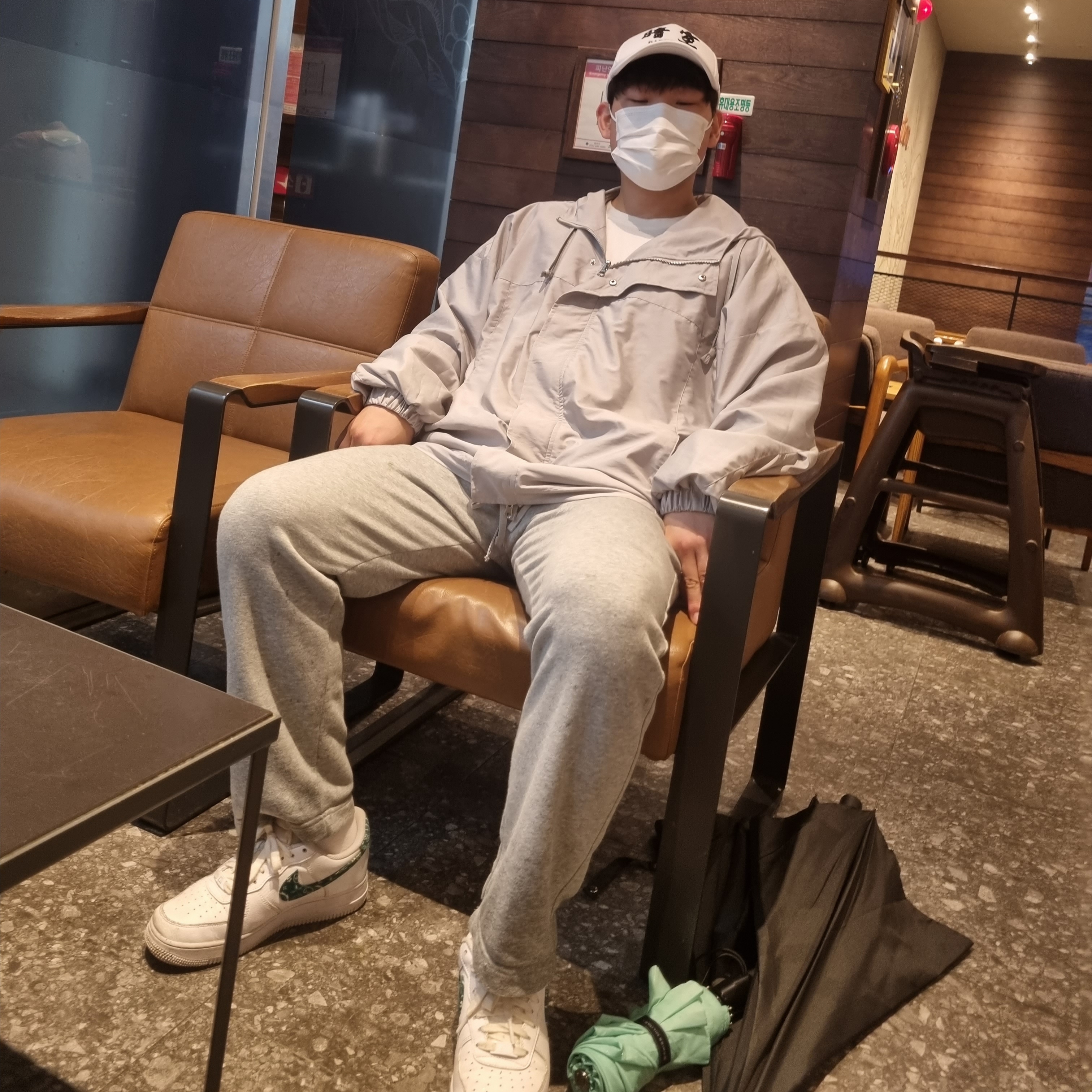 (W) Nike Air Force 1 '07 Essential Paisley Swoosh White Malachite, Darkr8m Studio Mesh Trucker Cap White 착용 스타일