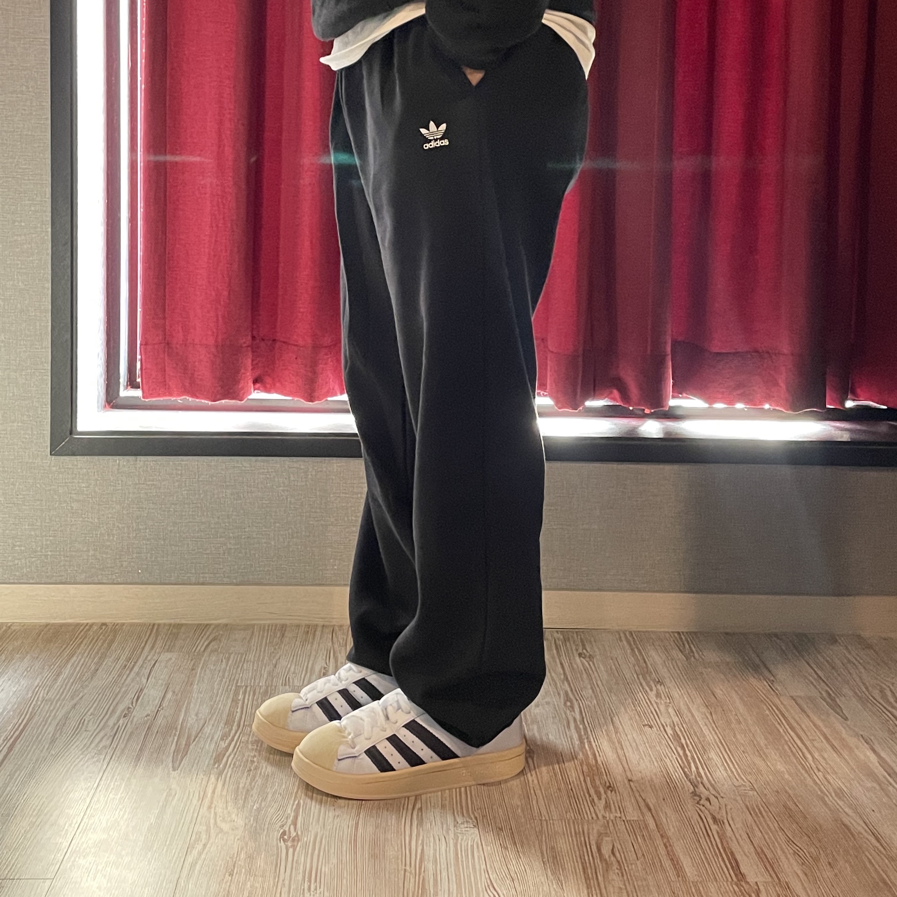 Adidas Puffylette Superstar Cloud White, Adidas Puffylette Samba Core Black 착용 스타일 - 1