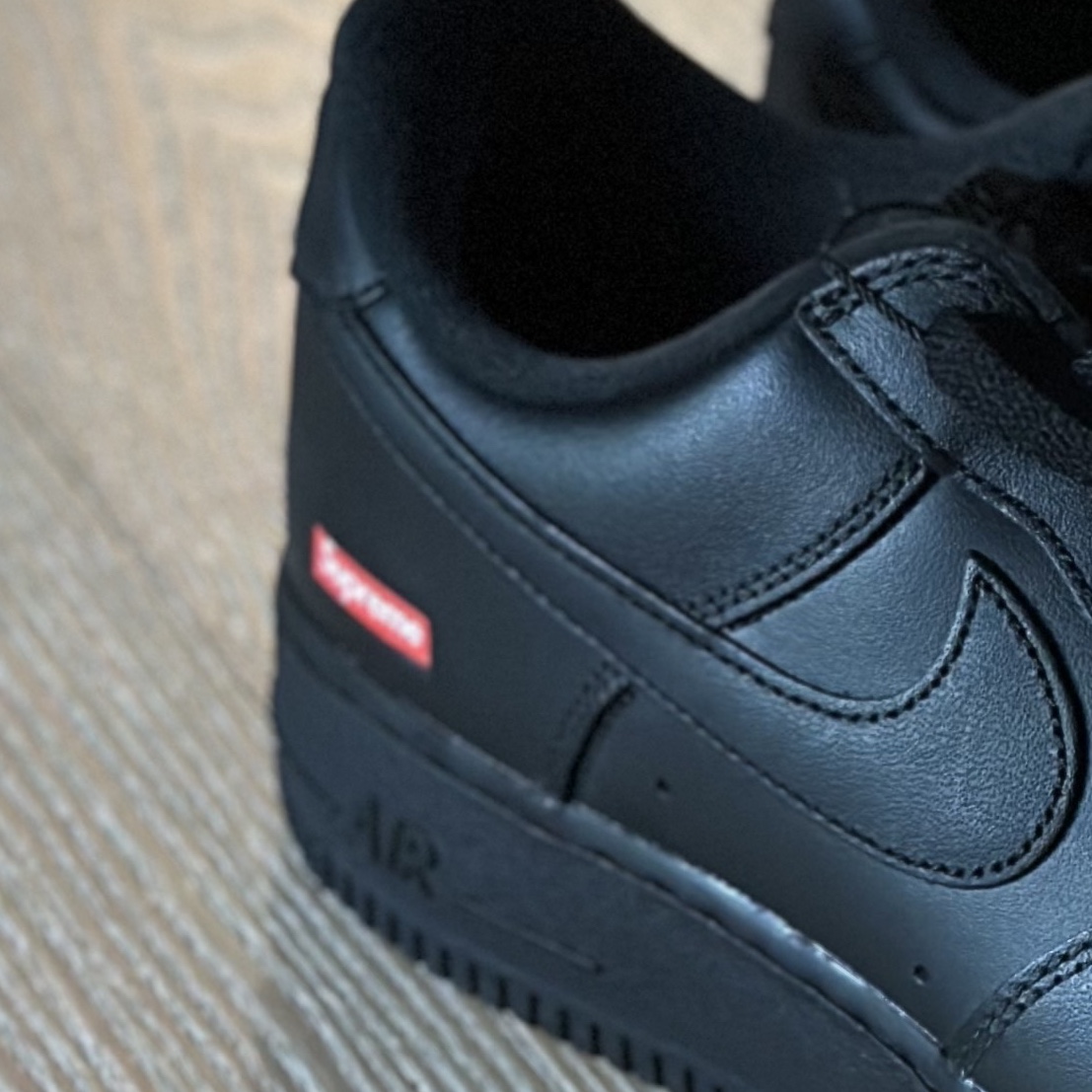 Nike x Supreme Air Force 1 Low Black 착용 스타일 - 5