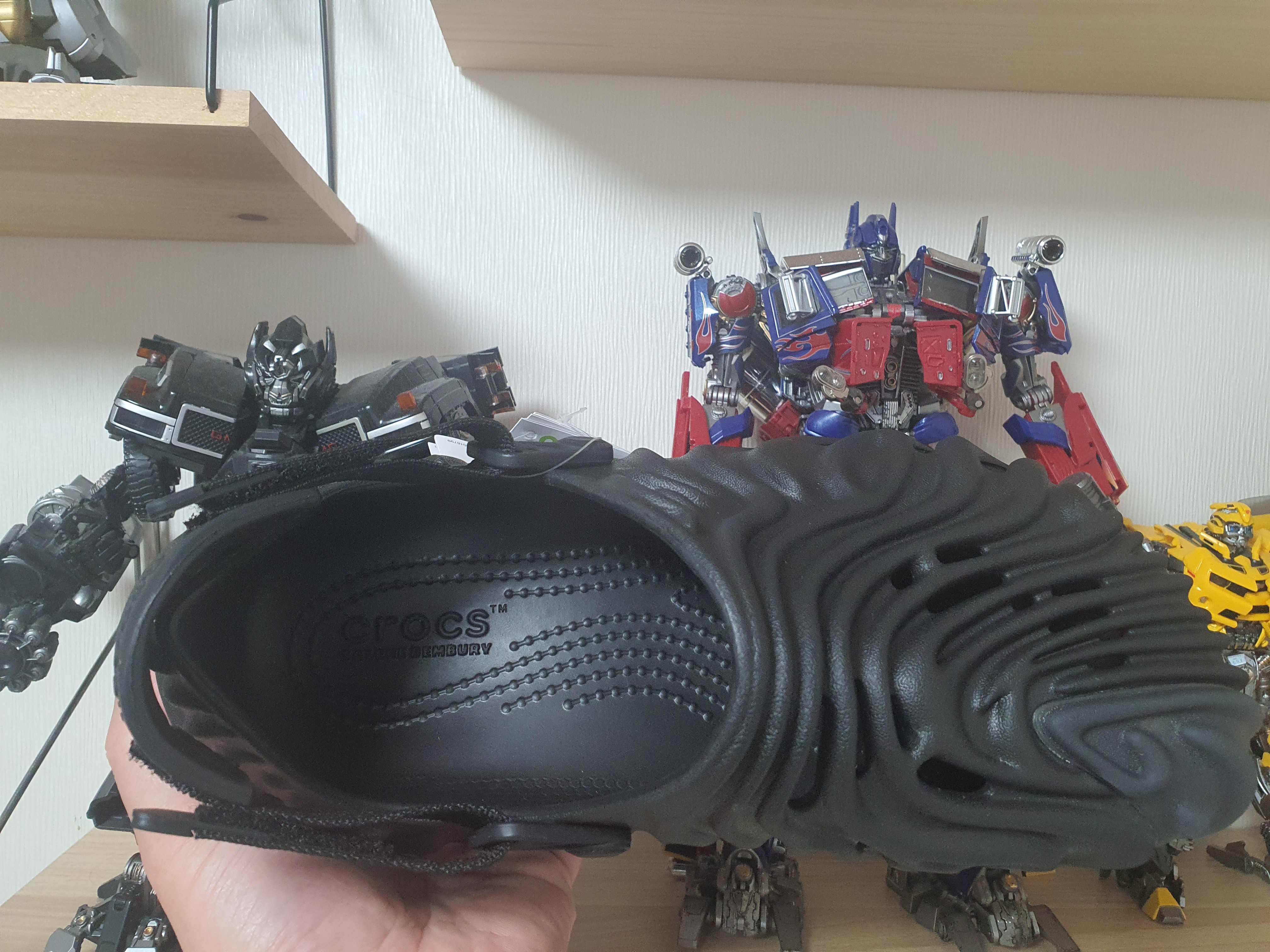 Crocs x Salehe Bembury Pollex Clog Sasquatch 착용 스타일 - 4