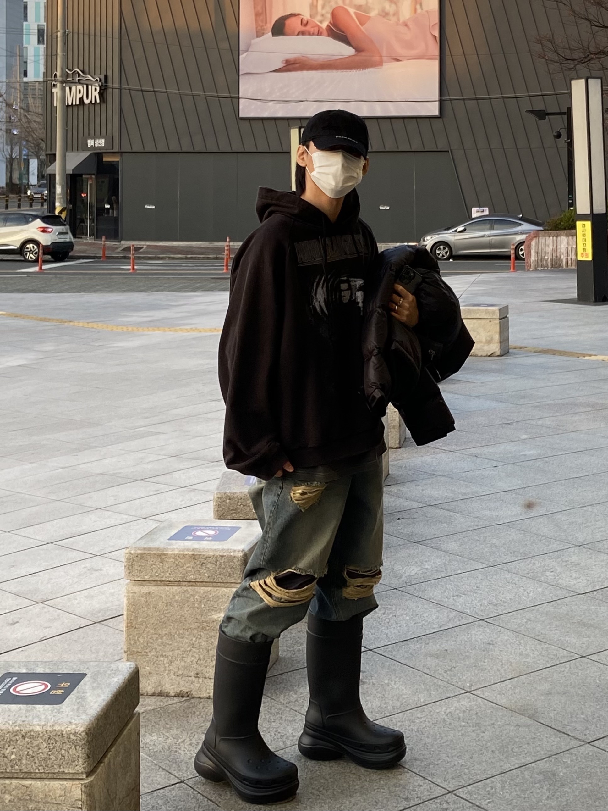 Balenciaga x Crocs Rubber Boot Black 착용 스타일 - 2