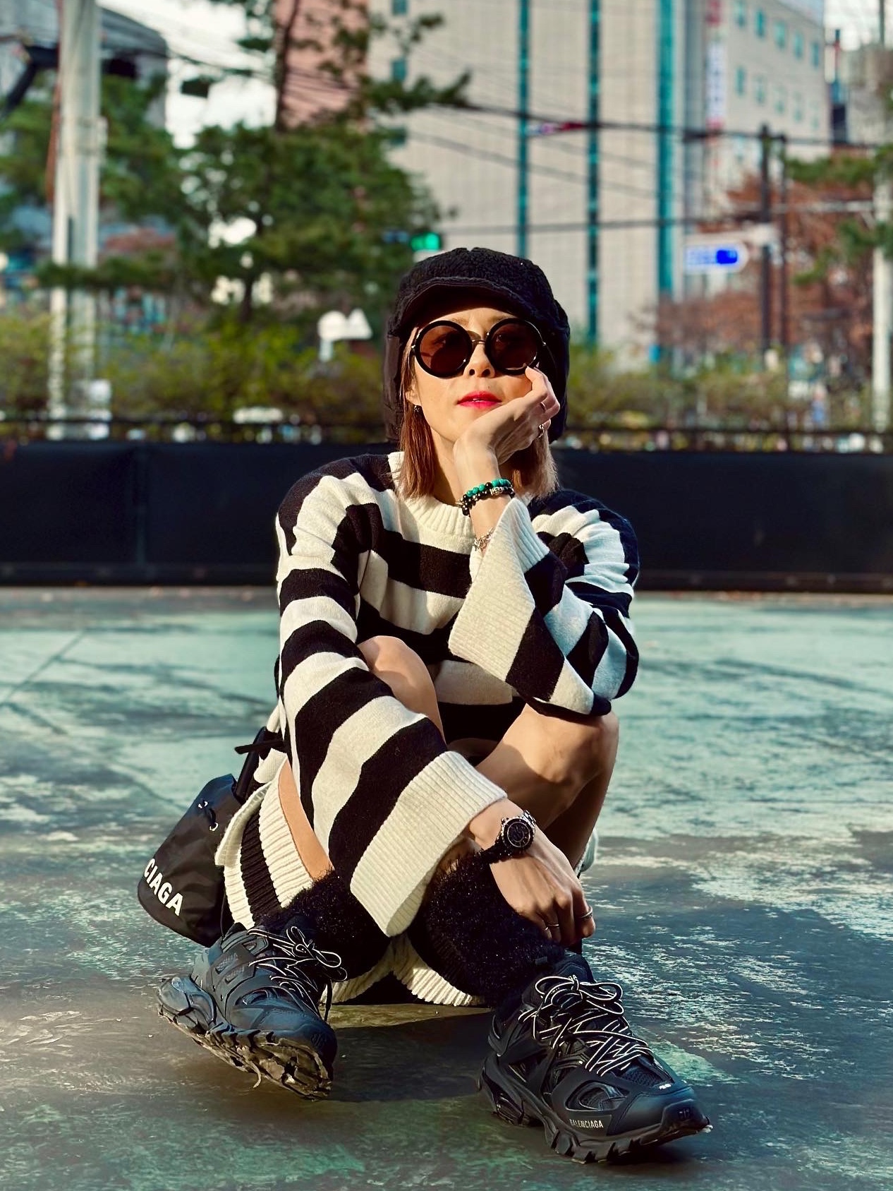 (W) Balenciaga Track Sneakers Black White 착용 스타일 - 4