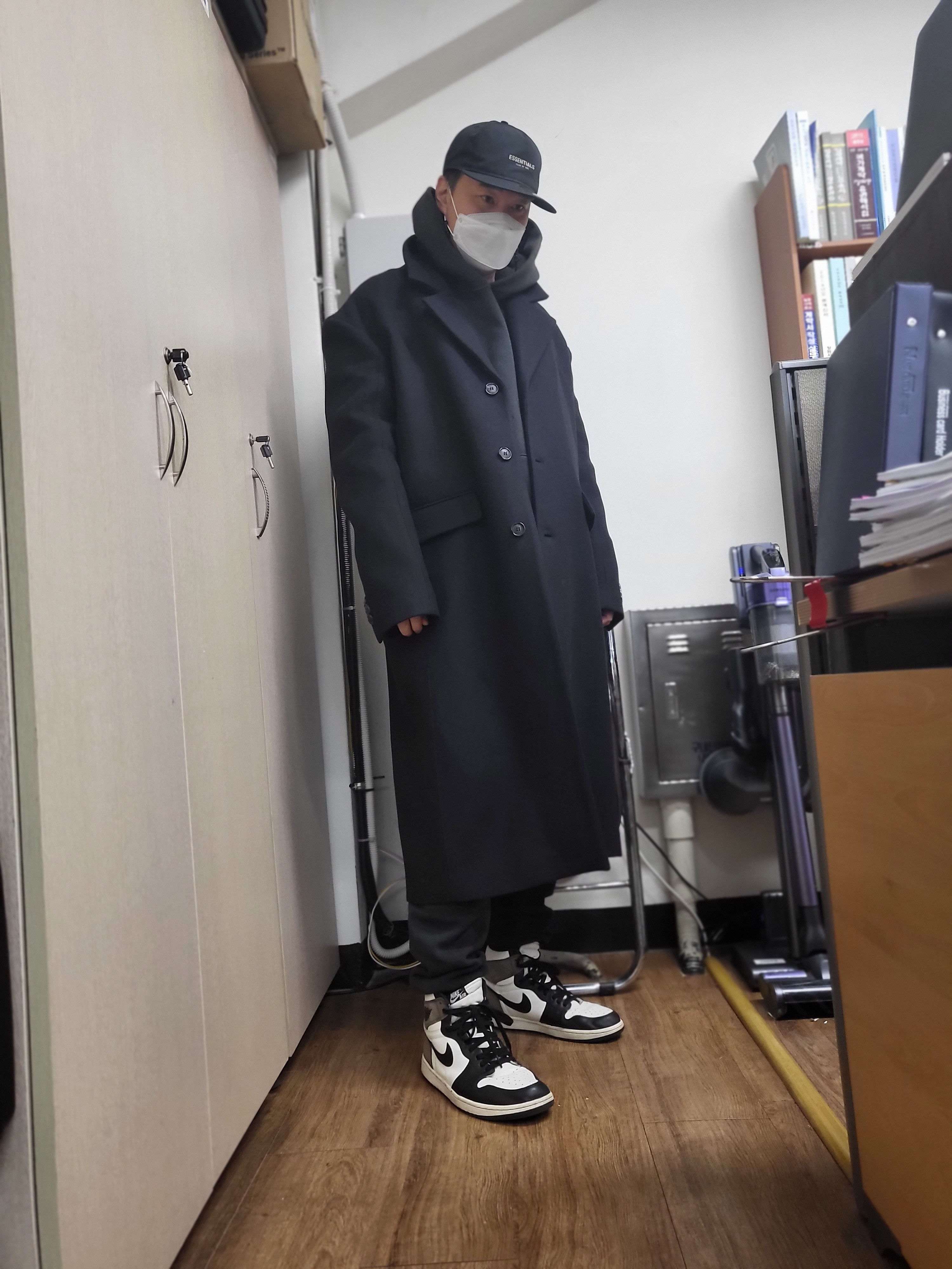 Jordan 1 Retro High OG Black Mocha, Zara x Ader Error Wool Blend Oversize Coat Black 착용 스타일 - 1