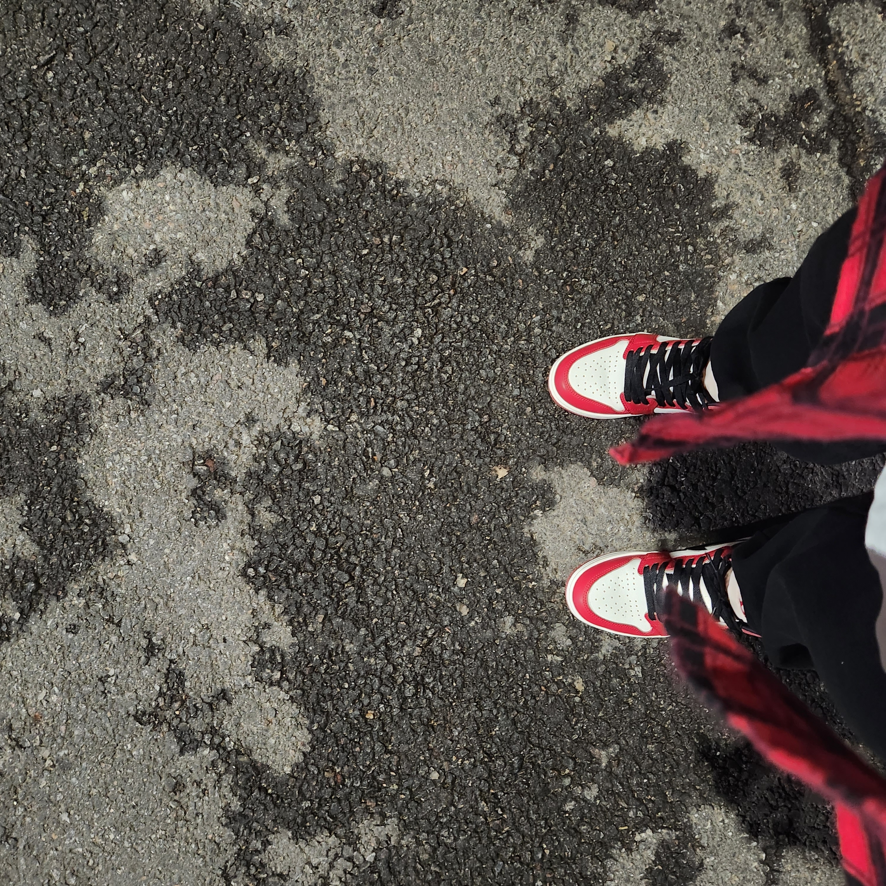 Jordan 1 Retro High OG Chicago 2022, Off-White Allover Check Flannel Arrow Shirt Red 착용 스타일 - 1