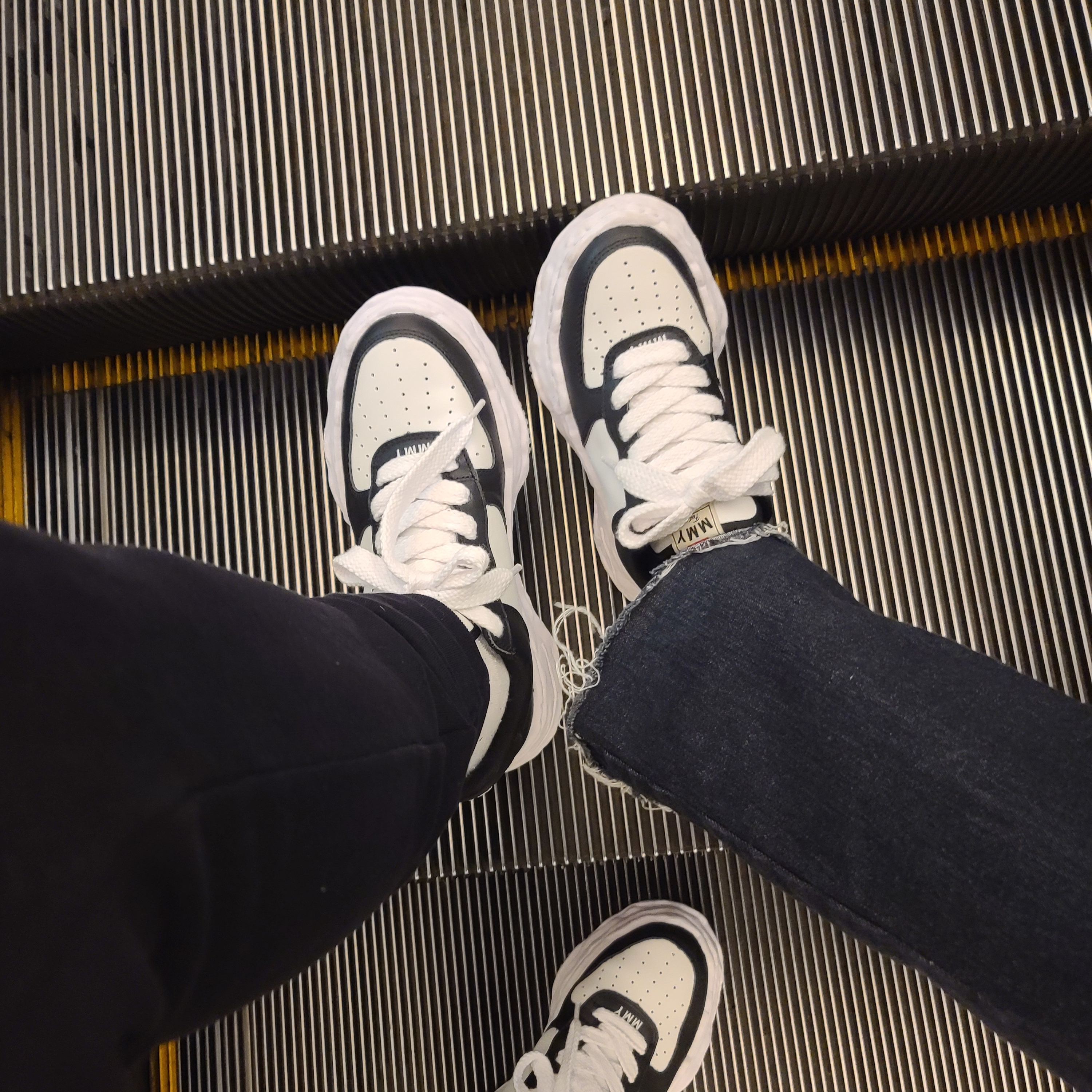 Maison Mihara Yasuhiro Wayne OG Sole Leather Low-top Sneakers Black White 착용 스타일 - 2