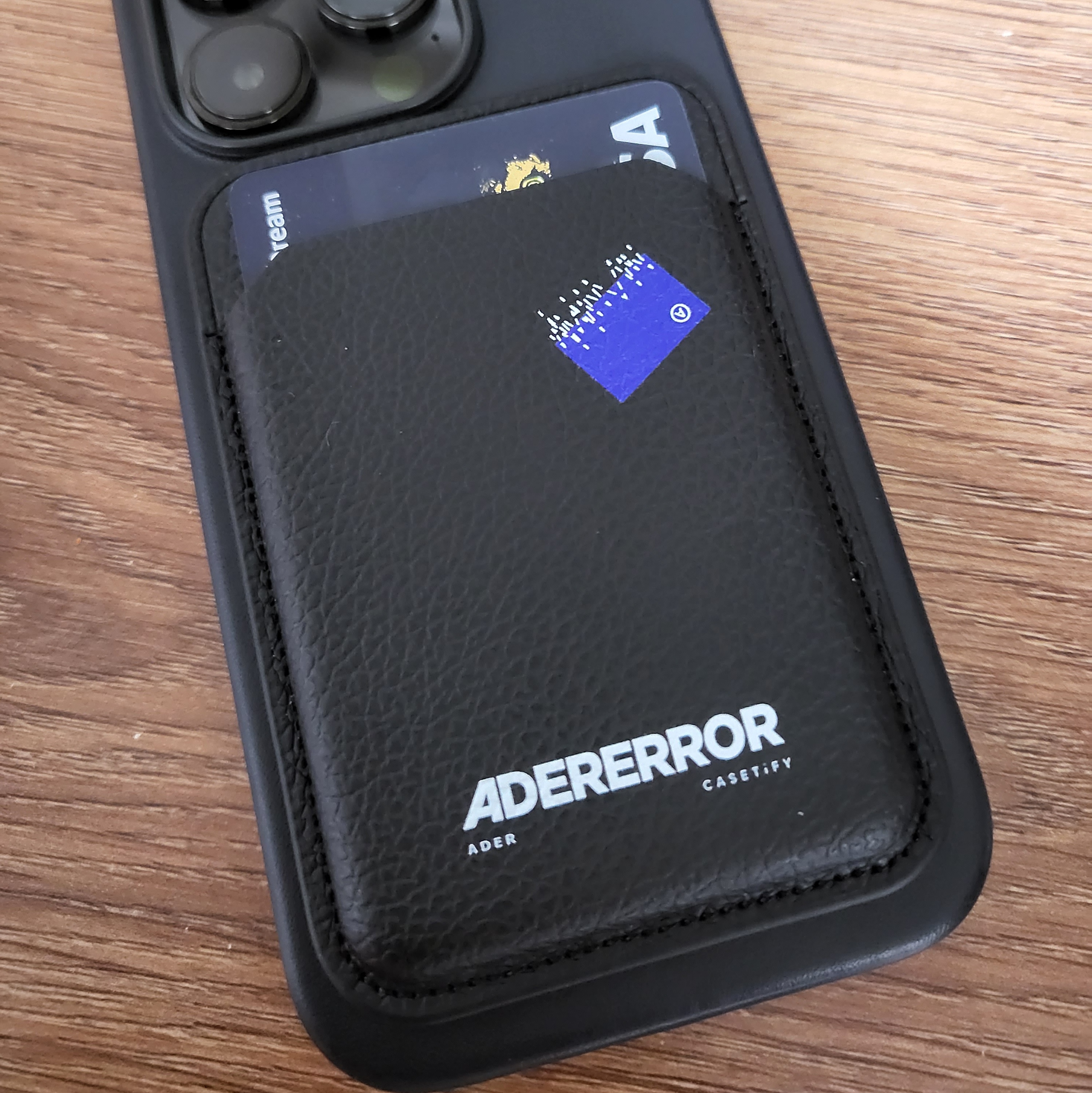 Casetify x Ader Error Magsafe Wallet Noir 착용 스타일