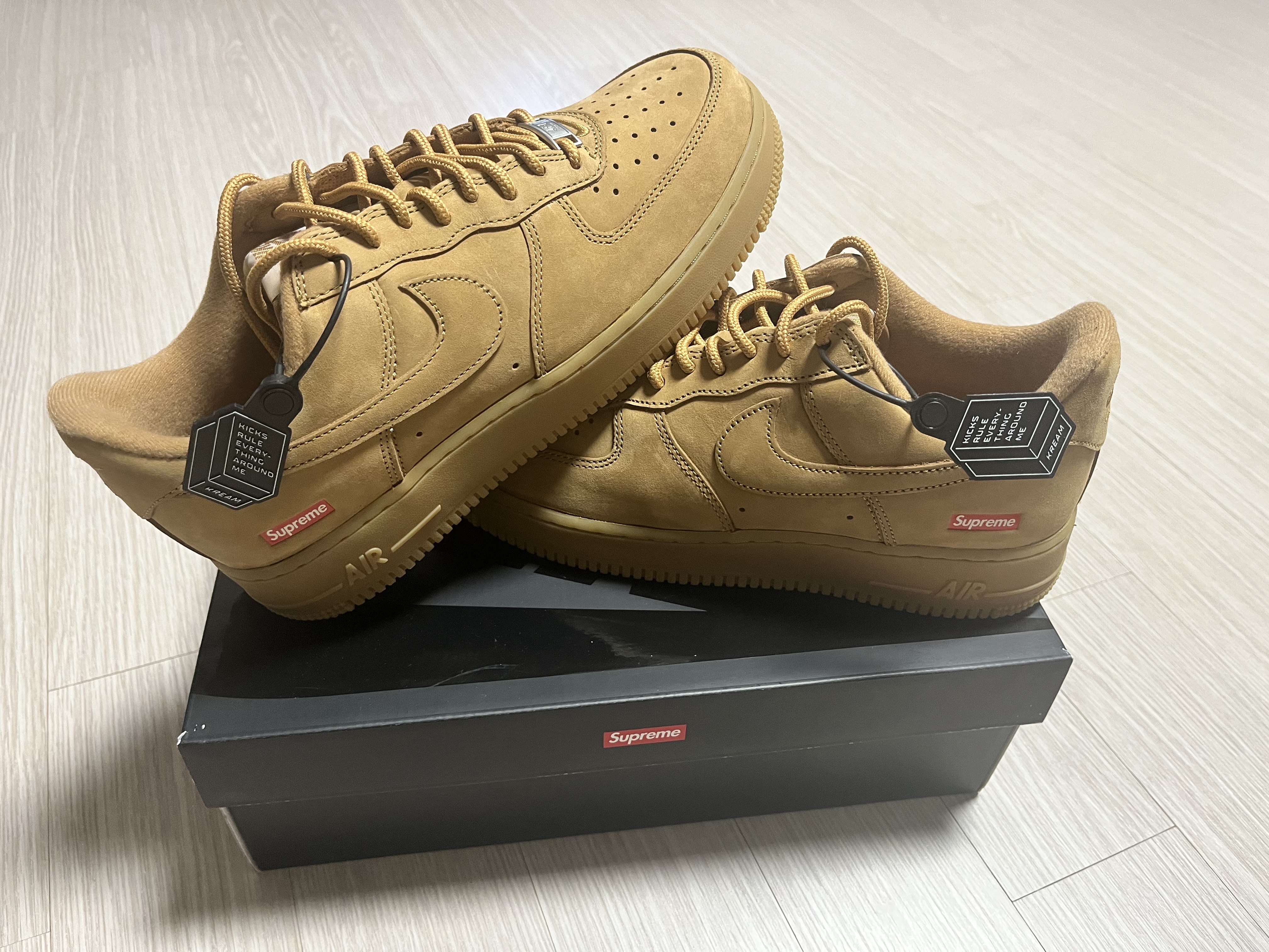 Nike x Supreme Air Force 1 Low Flax 착용 스타일
