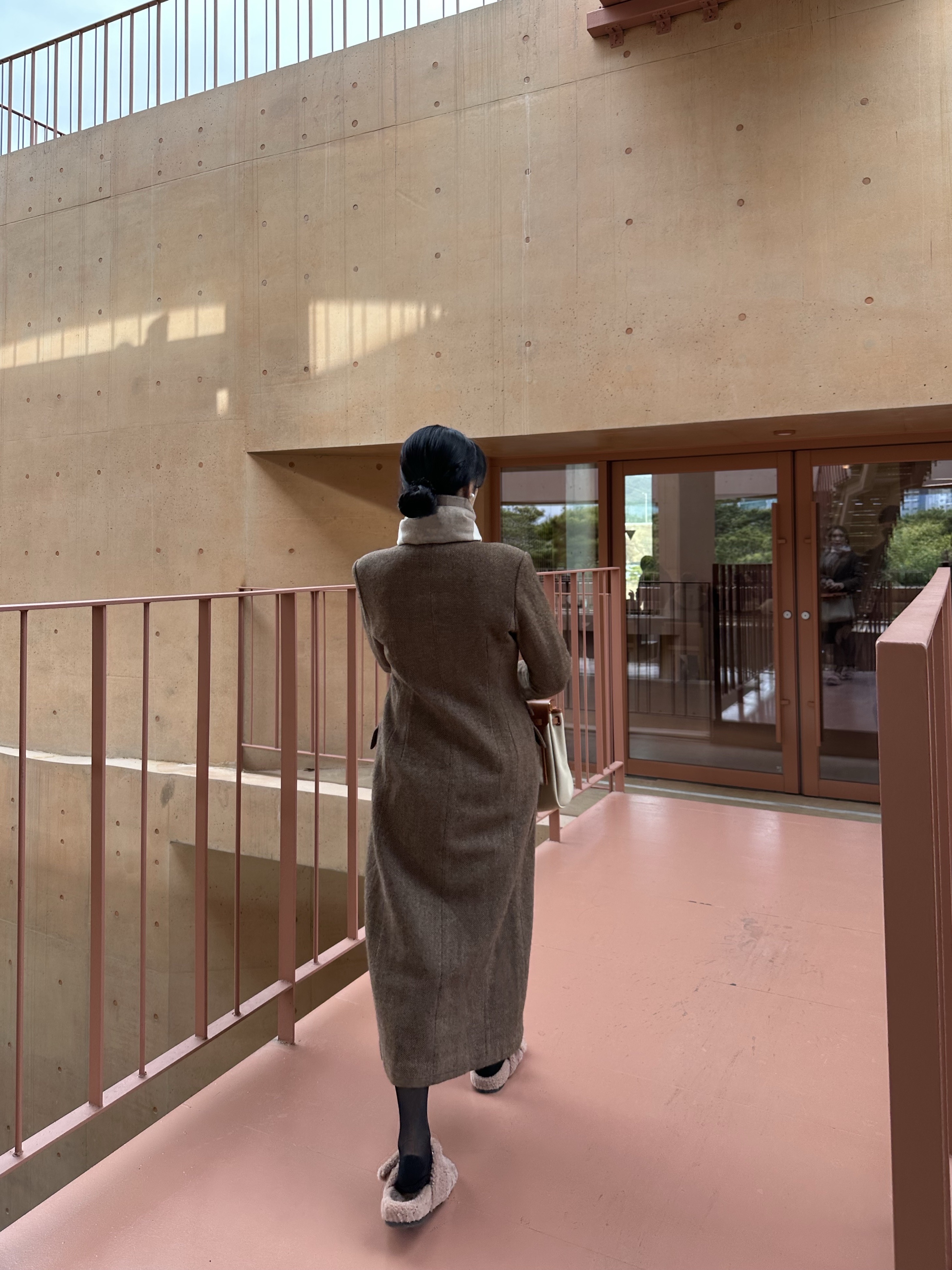 Louis Vuitton LV Spread Technical Overshirt Black, Dior x Sacai Mini Saddle Bag Olive 착용 스타일 - 5
