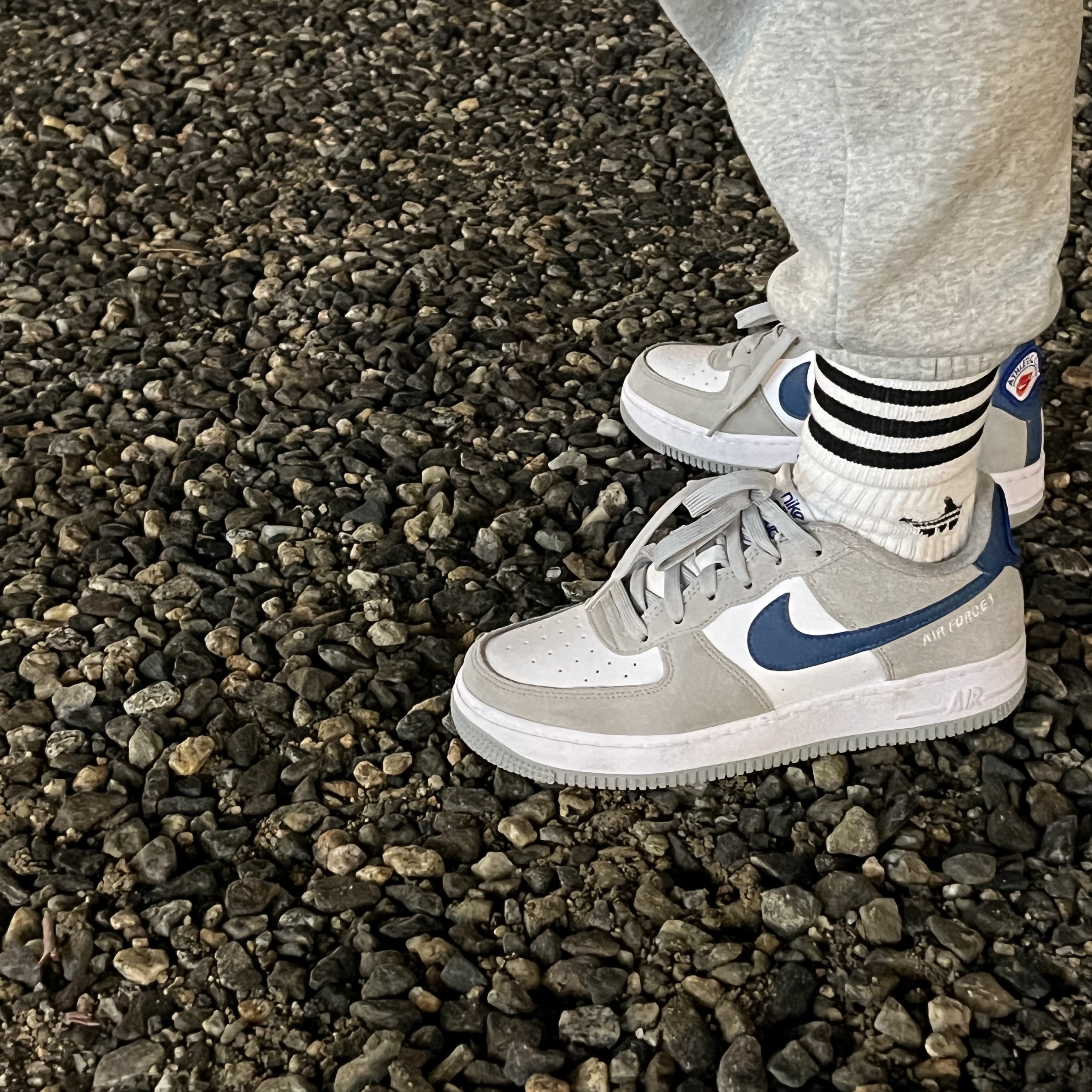 (GS) Nike Air Force 1 LV8 Athletic Club Light Smoke Grey Marina 착용 스타일