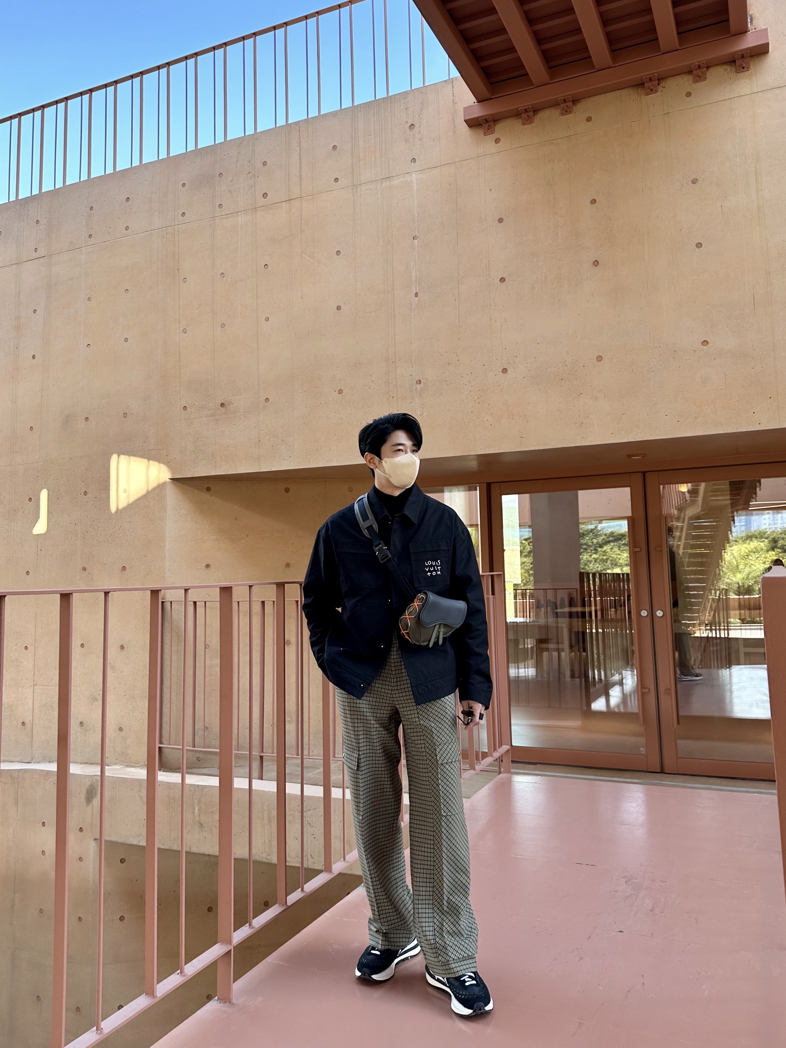 Louis Vuitton LV Spread Technical Overshirt Black, Dior x Sacai Mini Saddle Bag Olive 착용 스타일 - 1