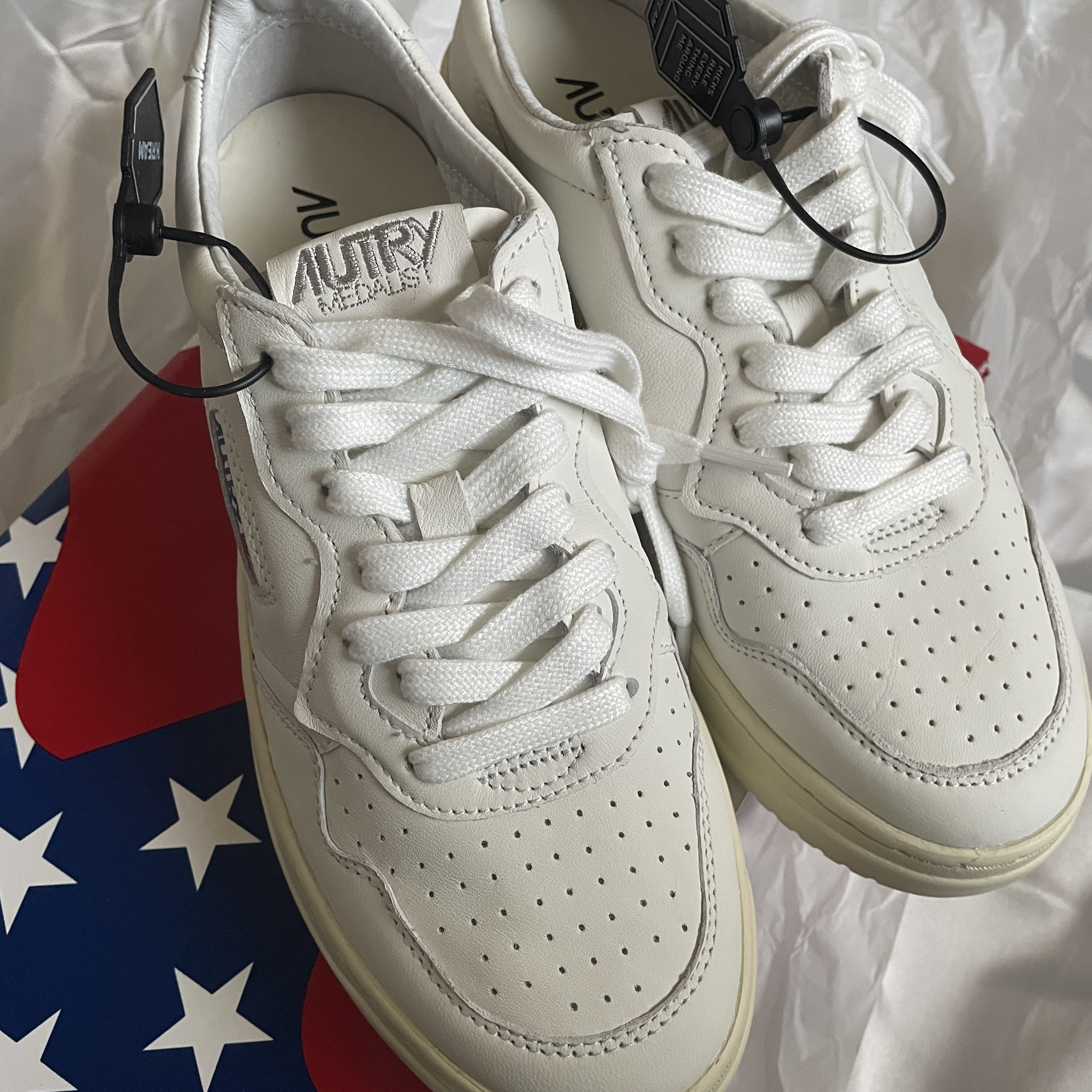 Autry Medalist Low Goatskin Sneakers White 착용 스타일 - 2