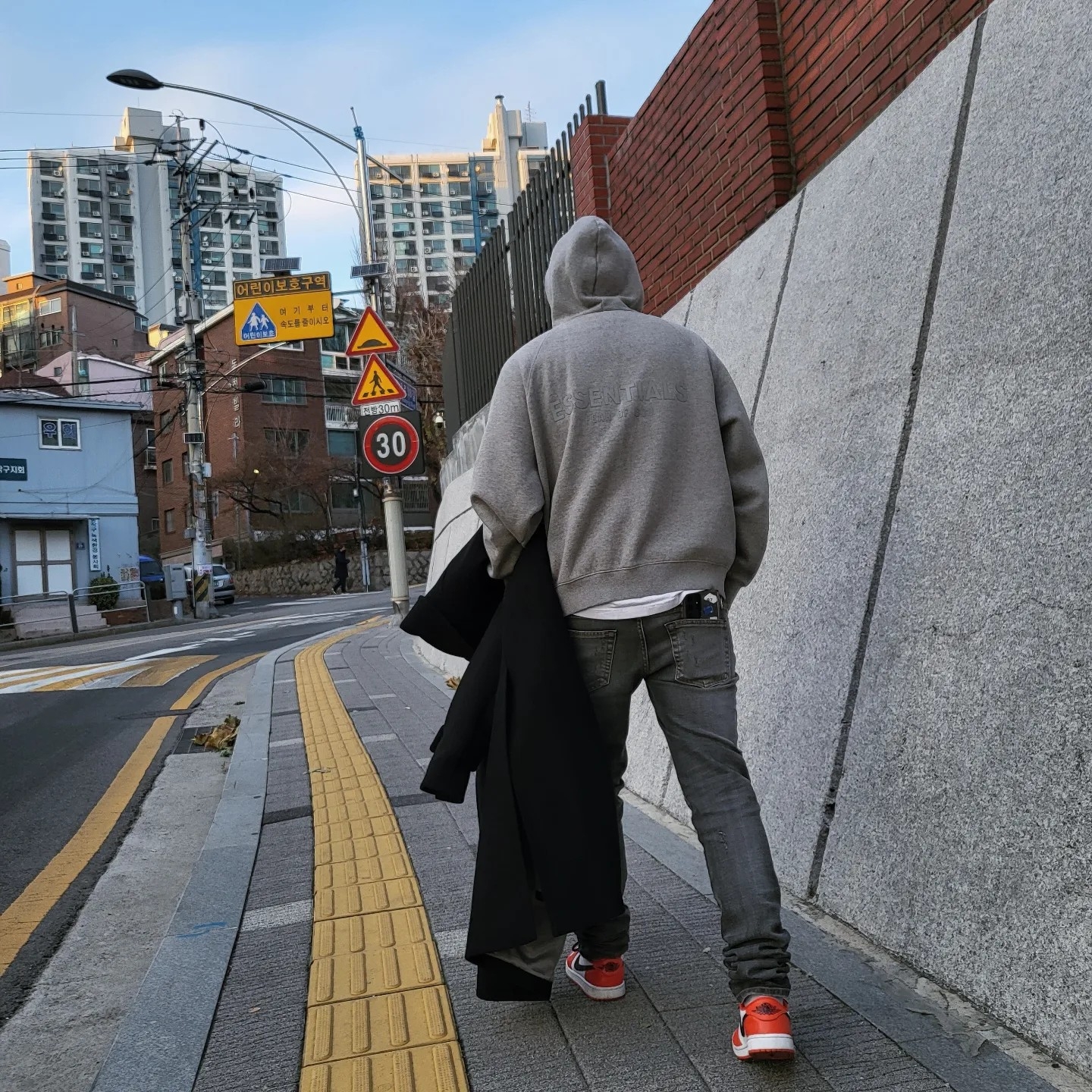 Jordan 1 Low OG Starfish, Undermycar Legion.03 Slim Fit Blue Stitch Washed Jeans Washed Gray 착용 스타일