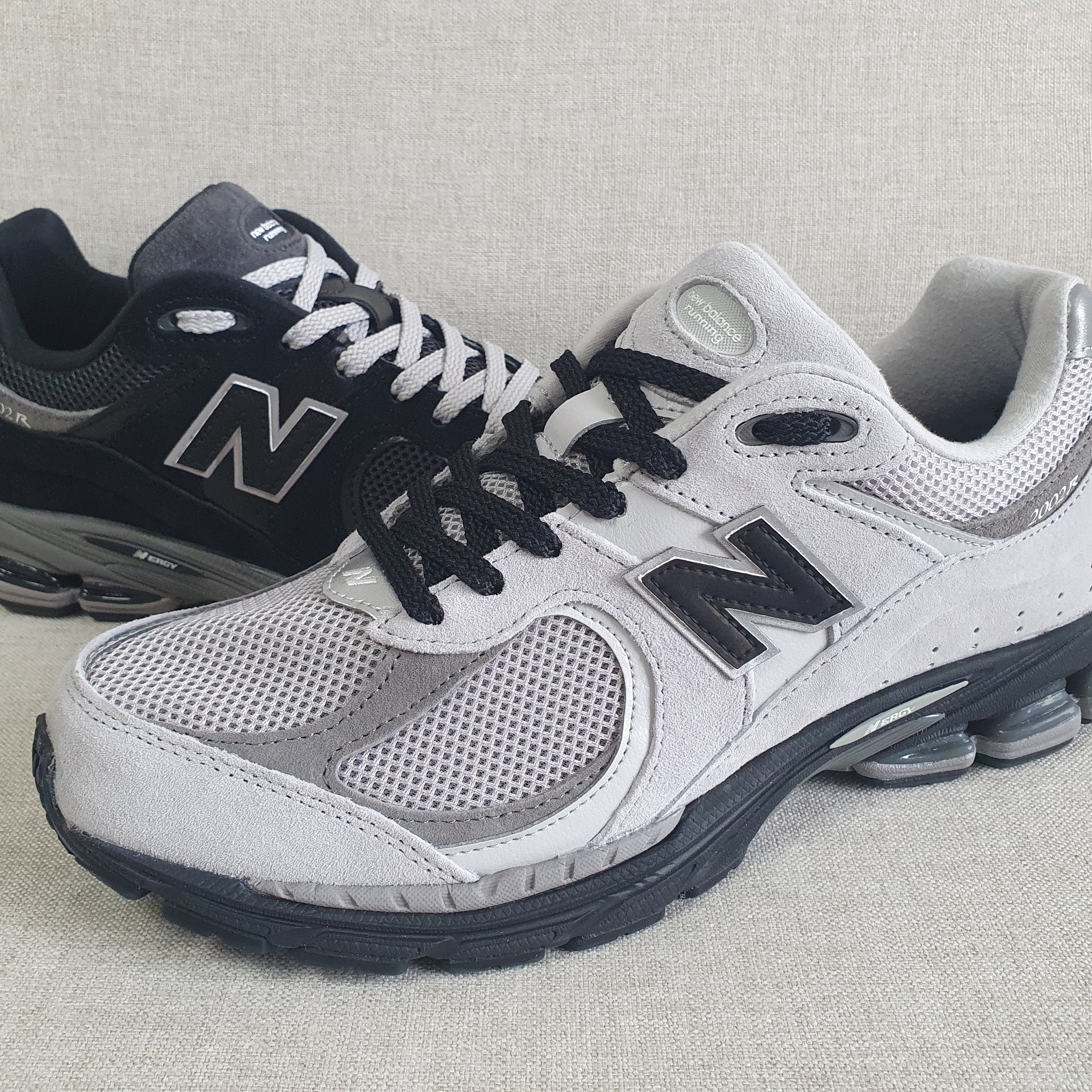 New Balance 2002R Grey Black - JD Sports Exclusive, New Balance 2002R Black Dark Grey - JD Sports Exclusive 착용 스타일 - 3