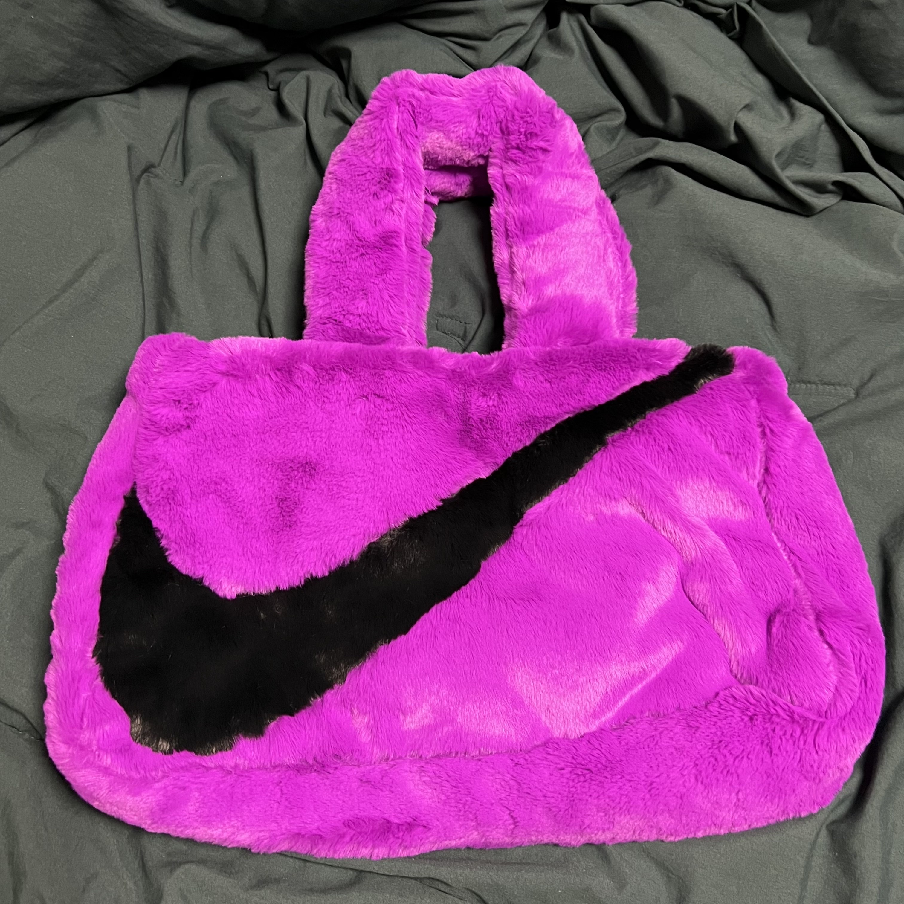 Nike NSW Faux Fur Tote Bag Vivid Purple 착용 스타일