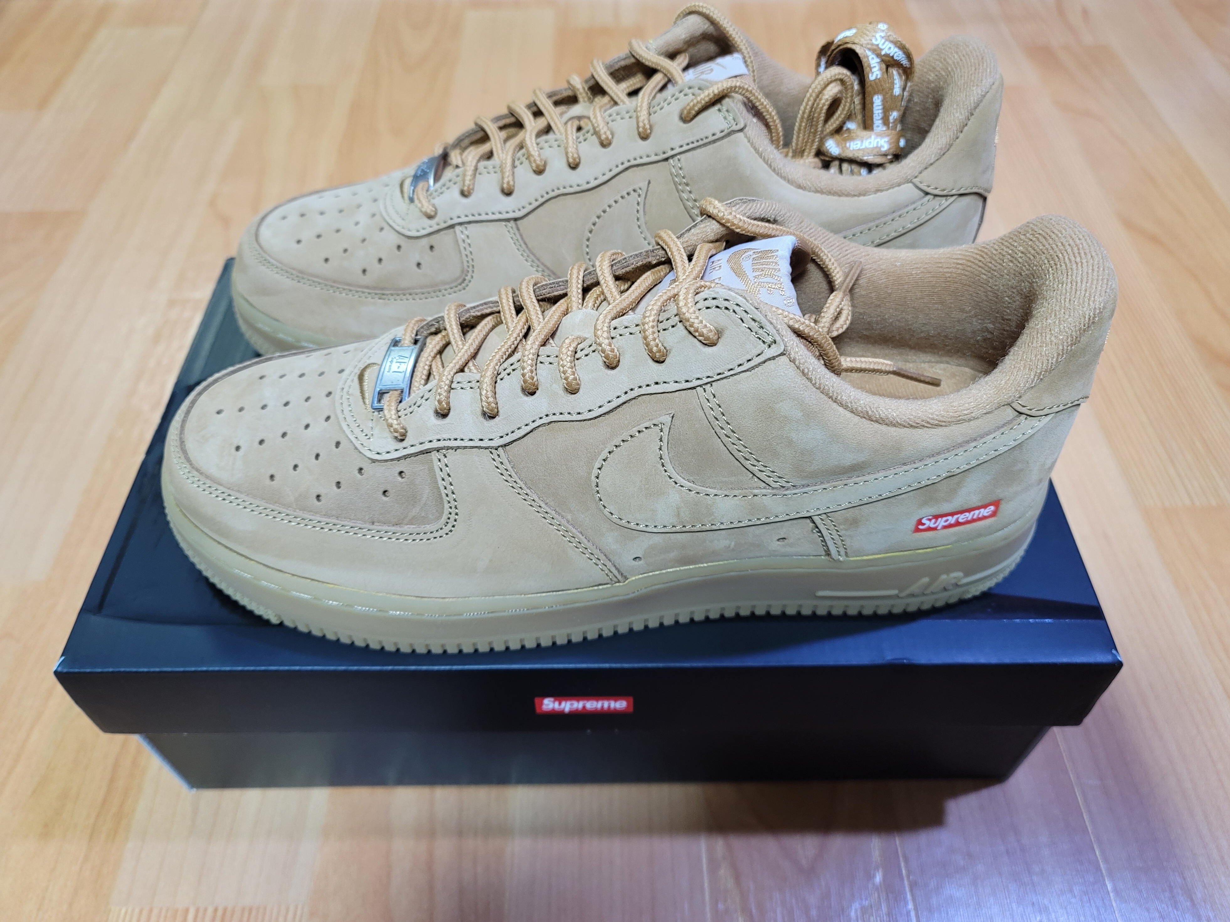 Nike x Supreme Air Force 1 Low Flax 착용 스타일 - 1