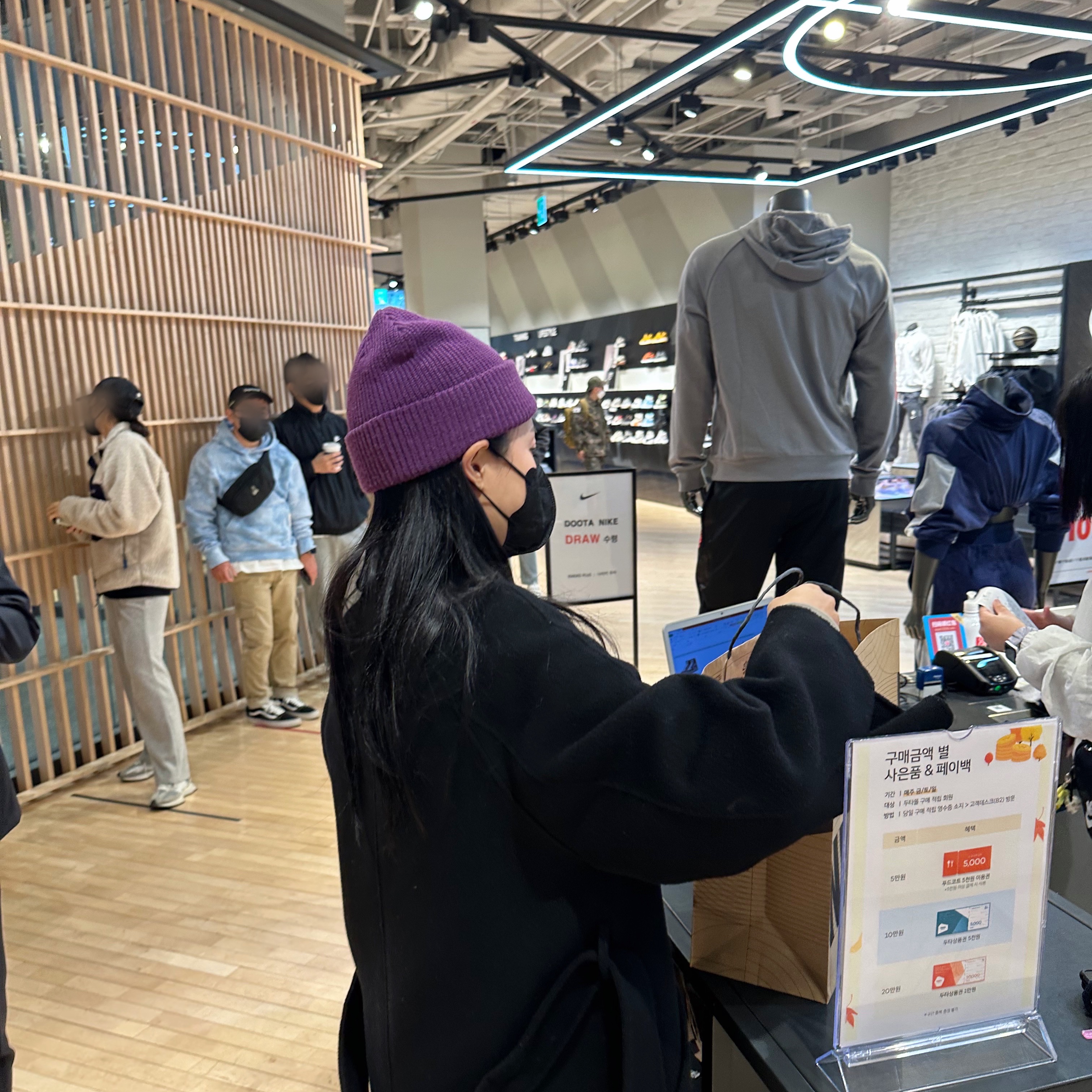 Stussy Basic Cuff Beanie Purple 2021, Jordan 1 x Travis Scott x Fragment Retro Low OG SP Military Blue 착용 스타일 - 3