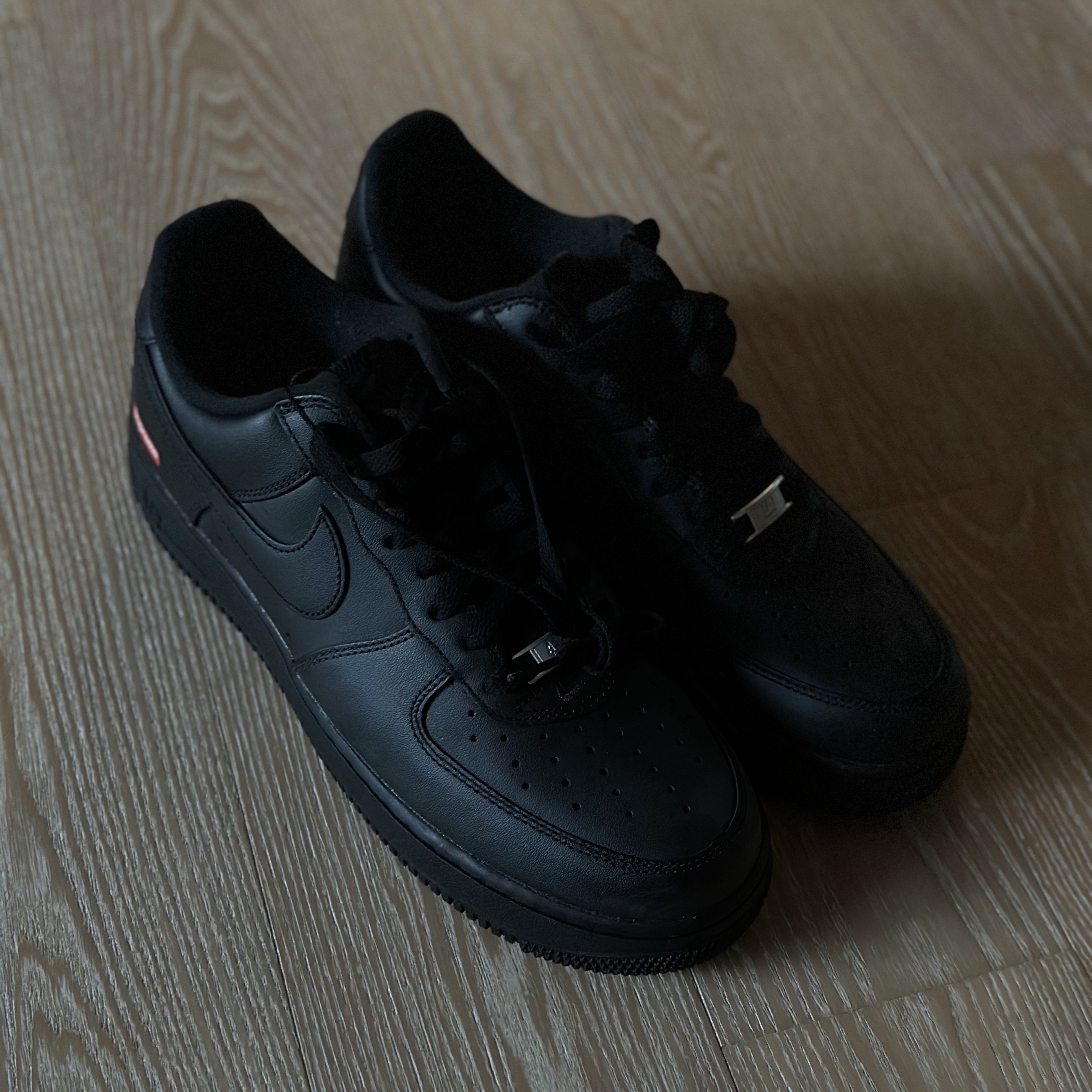 Nike x Supreme Air Force 1 Low Black 착용 스타일 - 2