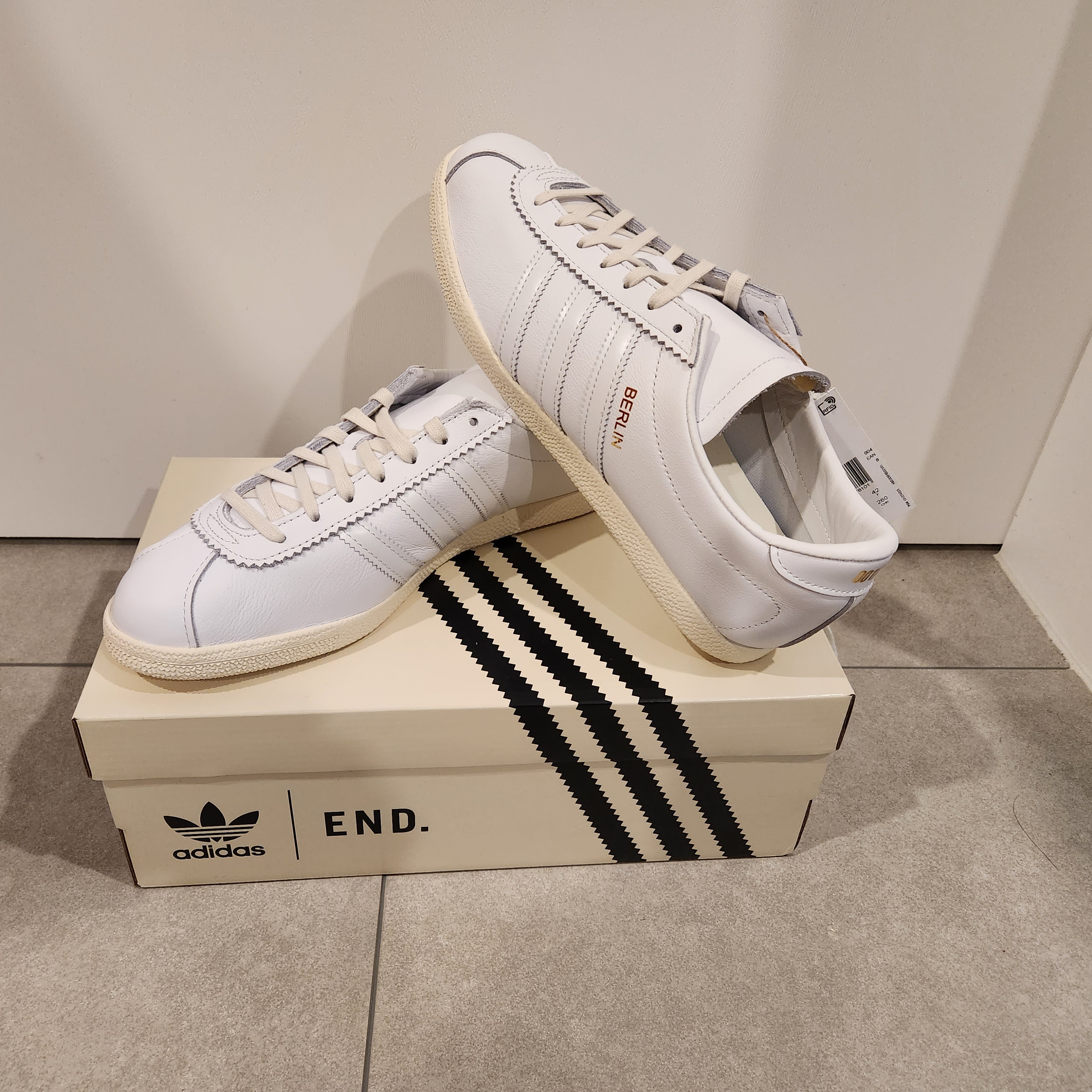 Adidas x END. Berlin MIG White 착용 스타일 - 1