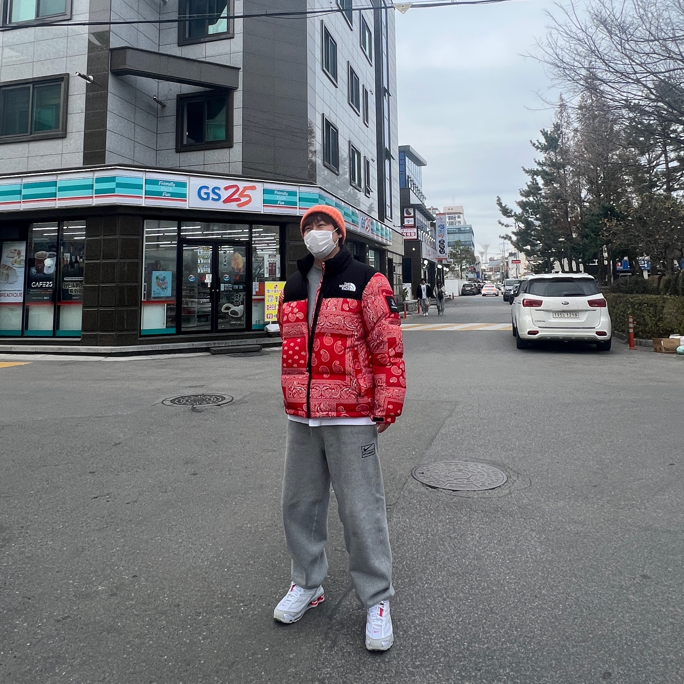 Nike x Supreme Shox Ride 2 SP White, The North Face Nuptse Down Jacket Red 착용 스타일