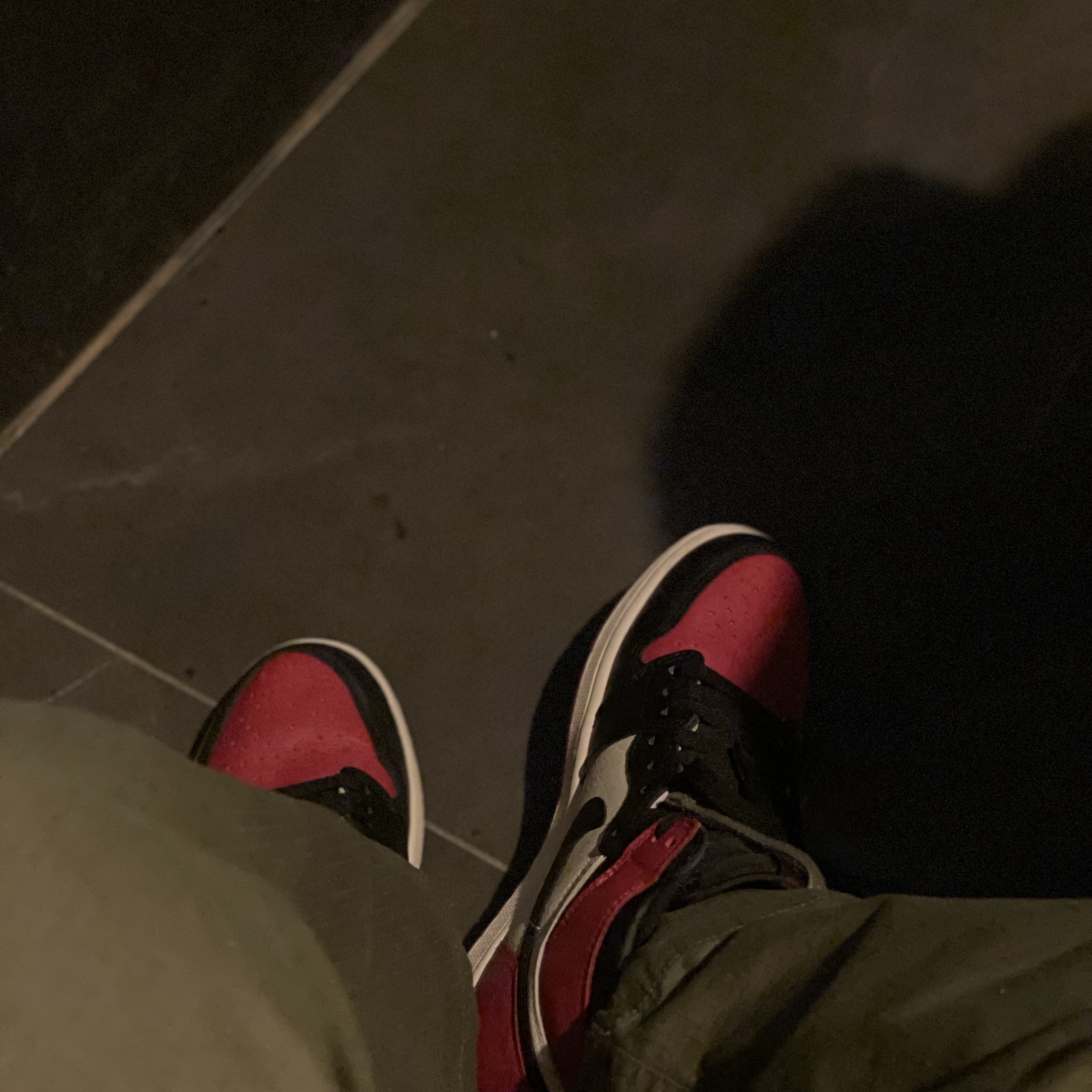 Jordan 1 Retro High OG Bred Toe 착용 스타일 - 5