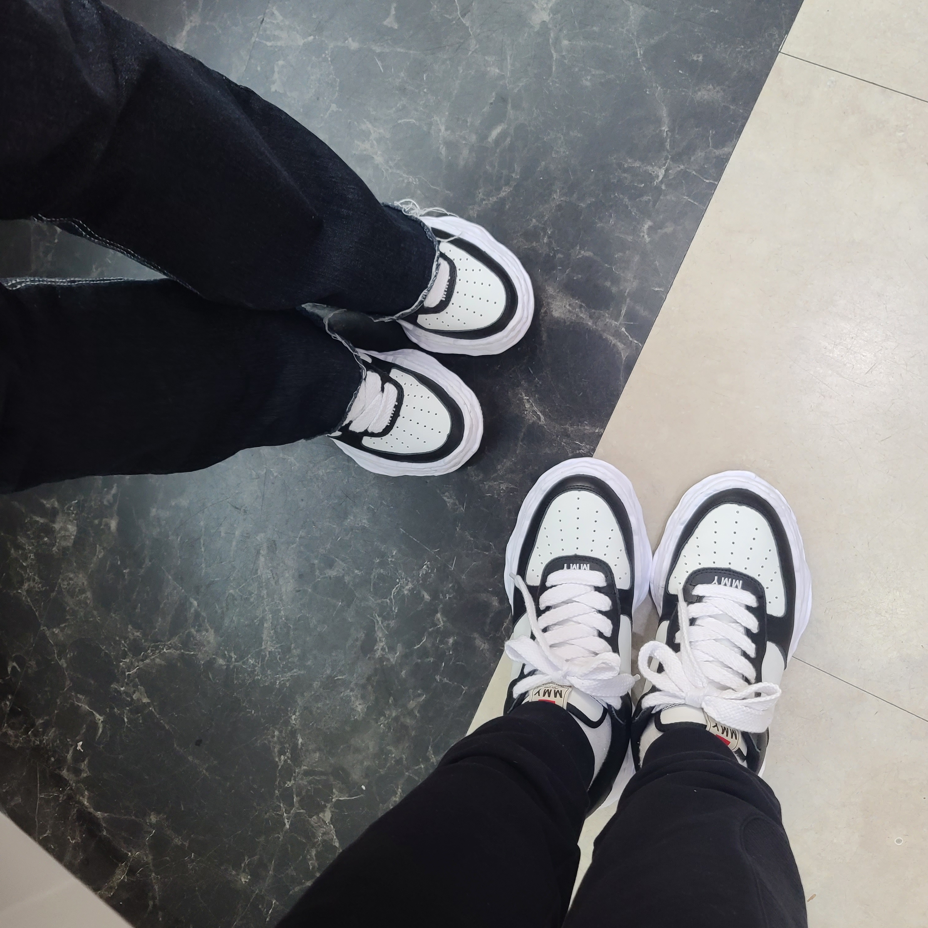 Maison Mihara Yasuhiro Wayne OG Sole Leather Low-top Sneakers Black White 착용 스타일 - 1