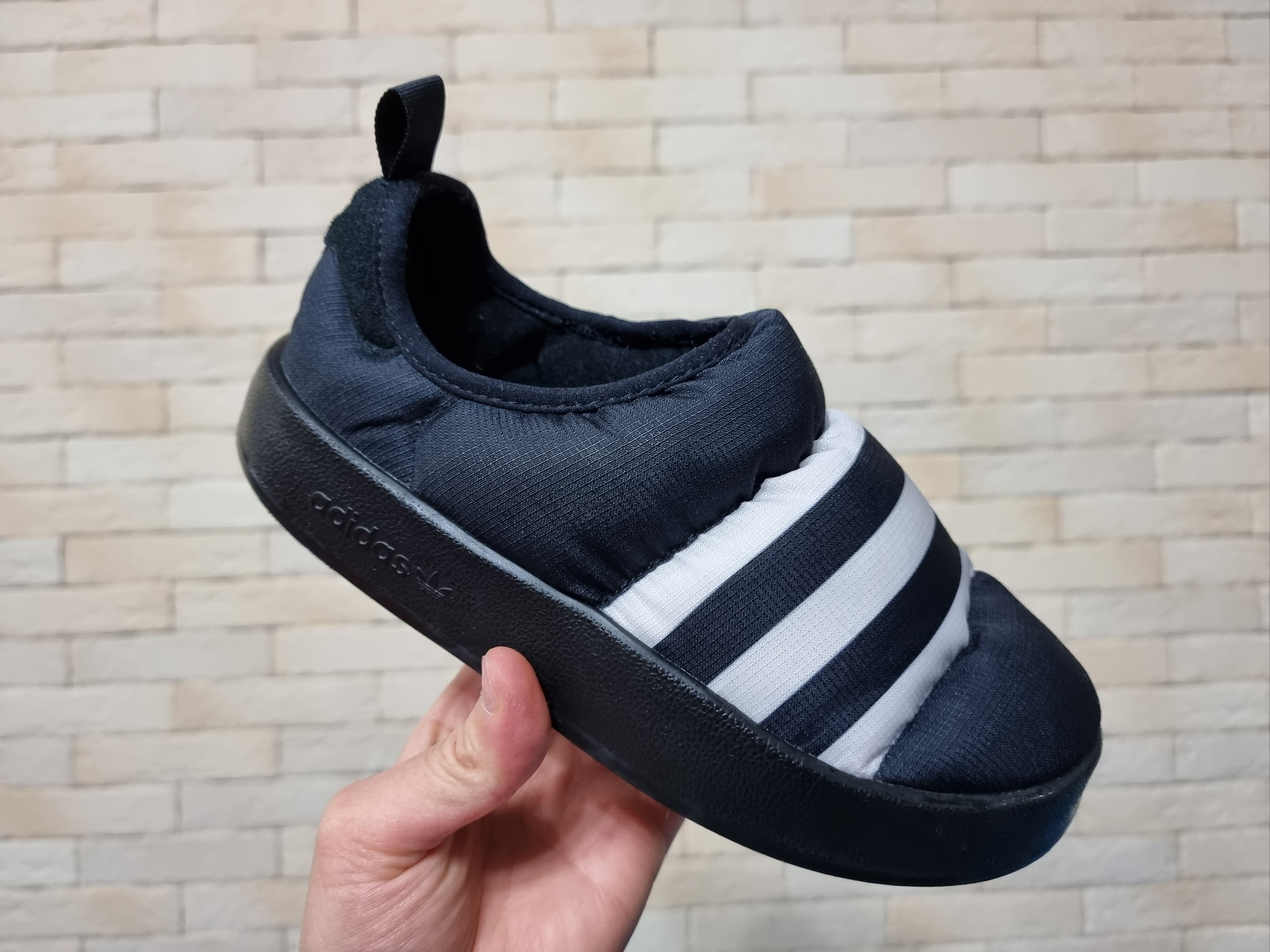Adidas Puffylette Core Black 착용 스타일 - 4