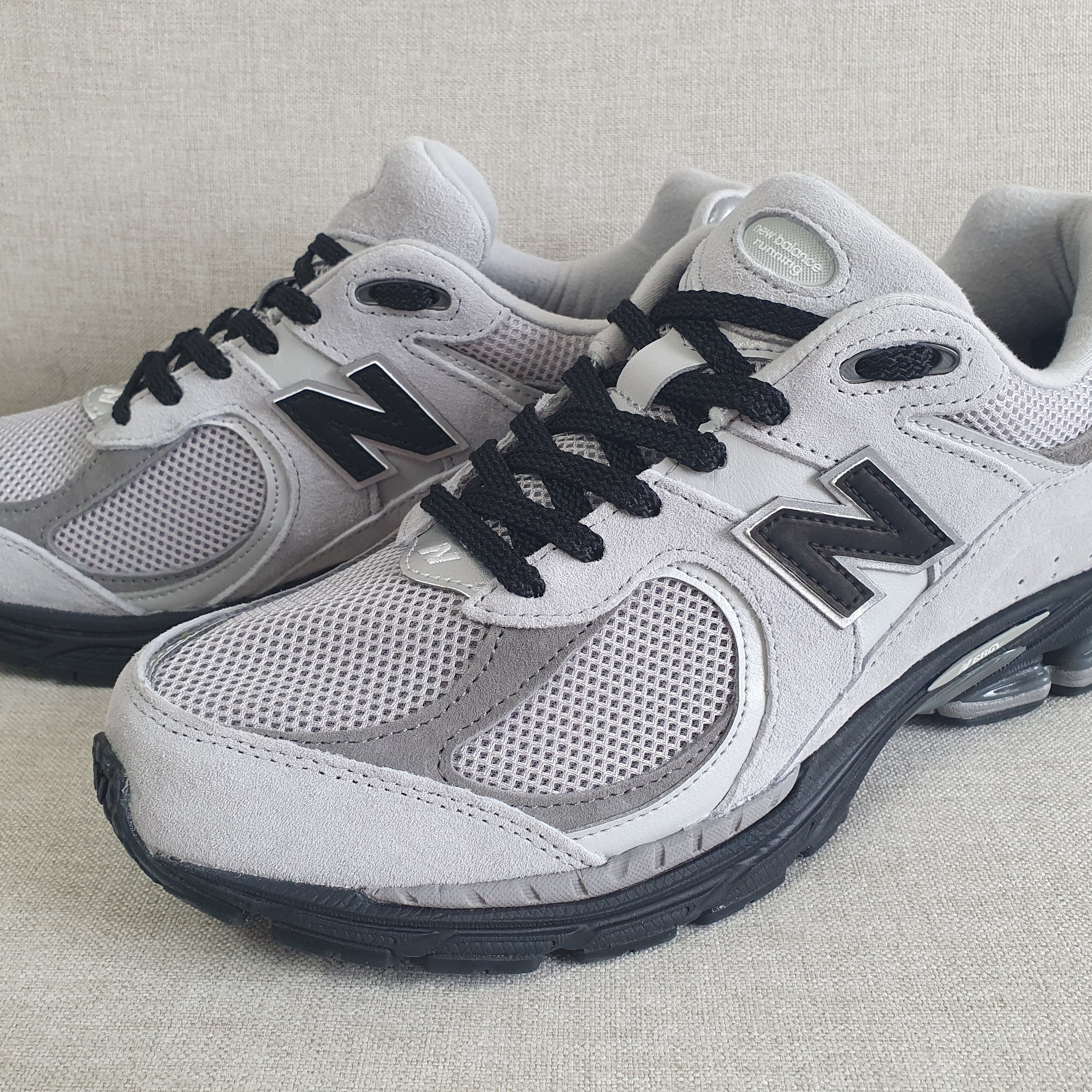New Balance 2002R Grey Black - JD Sports Exclusive, New Balance 2002R Black Dark Grey - JD Sports Exclusive 착용 스타일 - 1