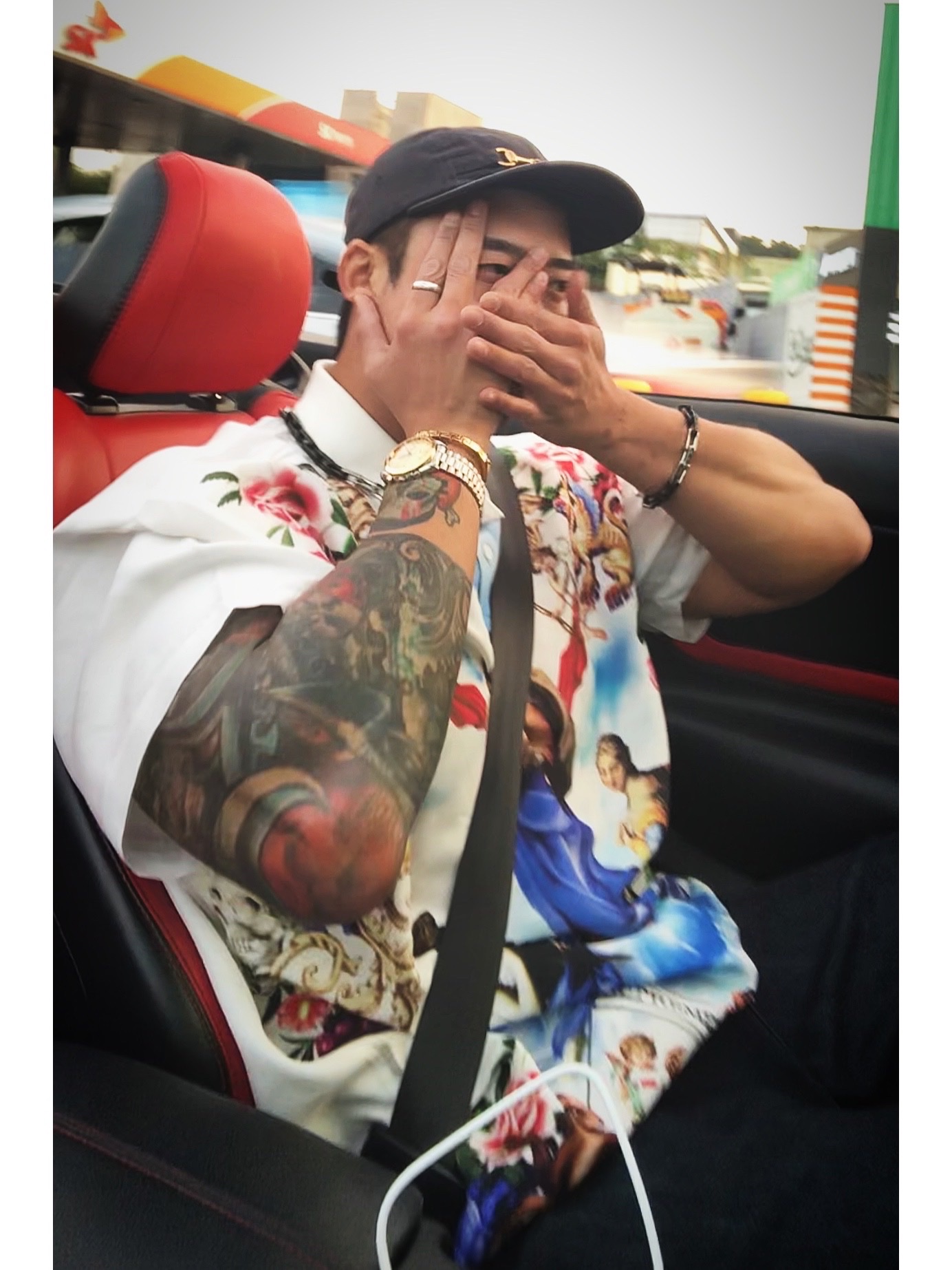 Supreme Heavenly Silk Polo White - 22FW, Louis Vuitton Monogram Chain Necklace Silver 착용 스타일 - 3