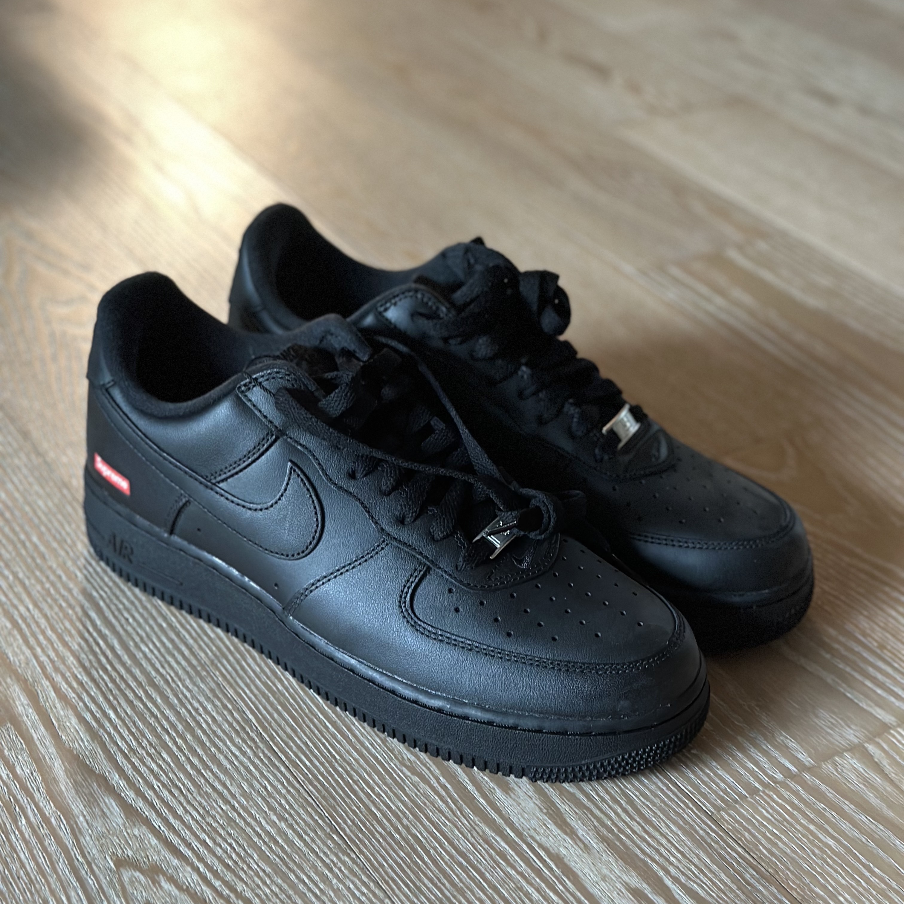 Nike x Supreme Air Force 1 Low Black 착용 스타일 - 1