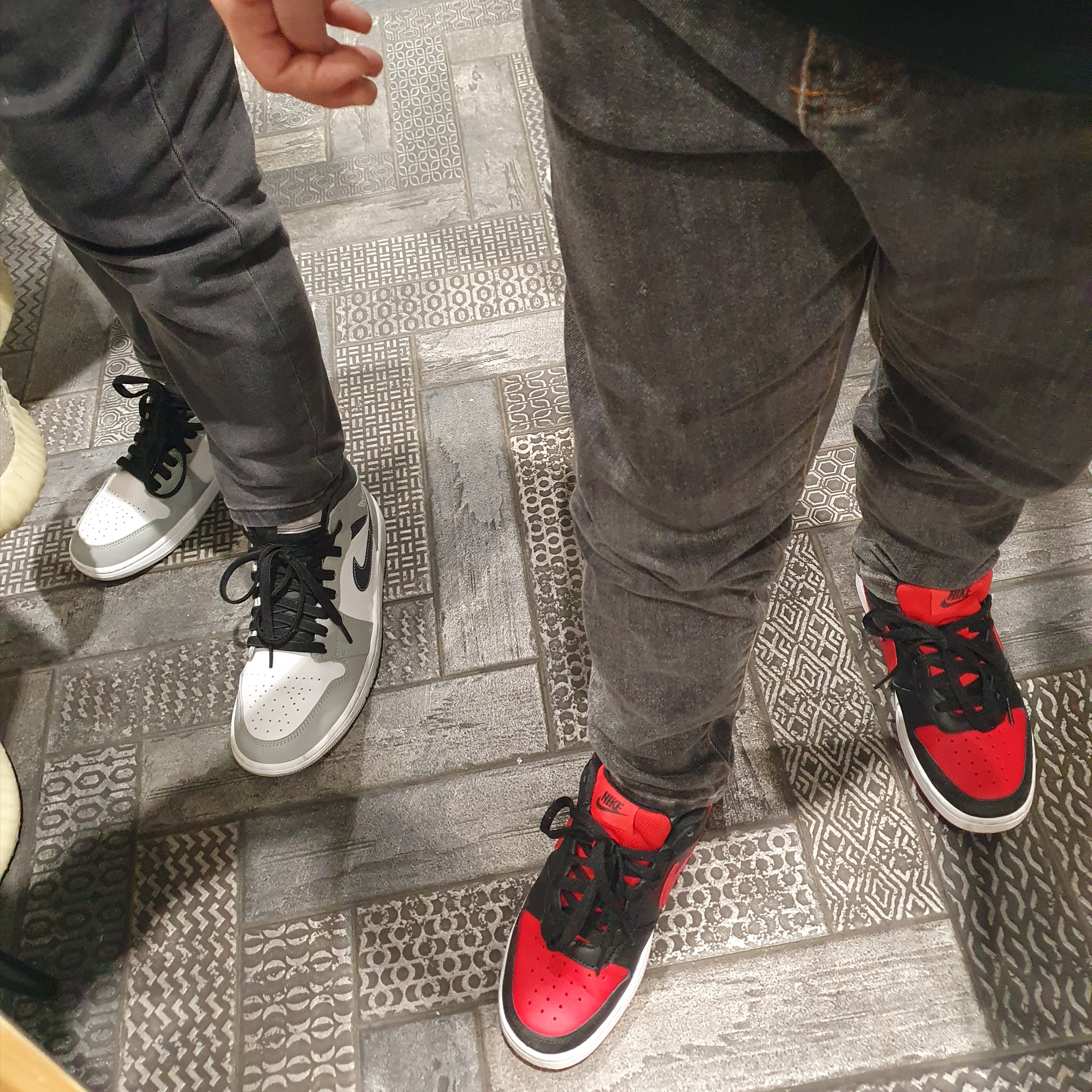 (GS) Nike Court Borough Low 2 Black University Red , Jordan 1 Mid Light Smoke Grey Anthracite 착용 스타일