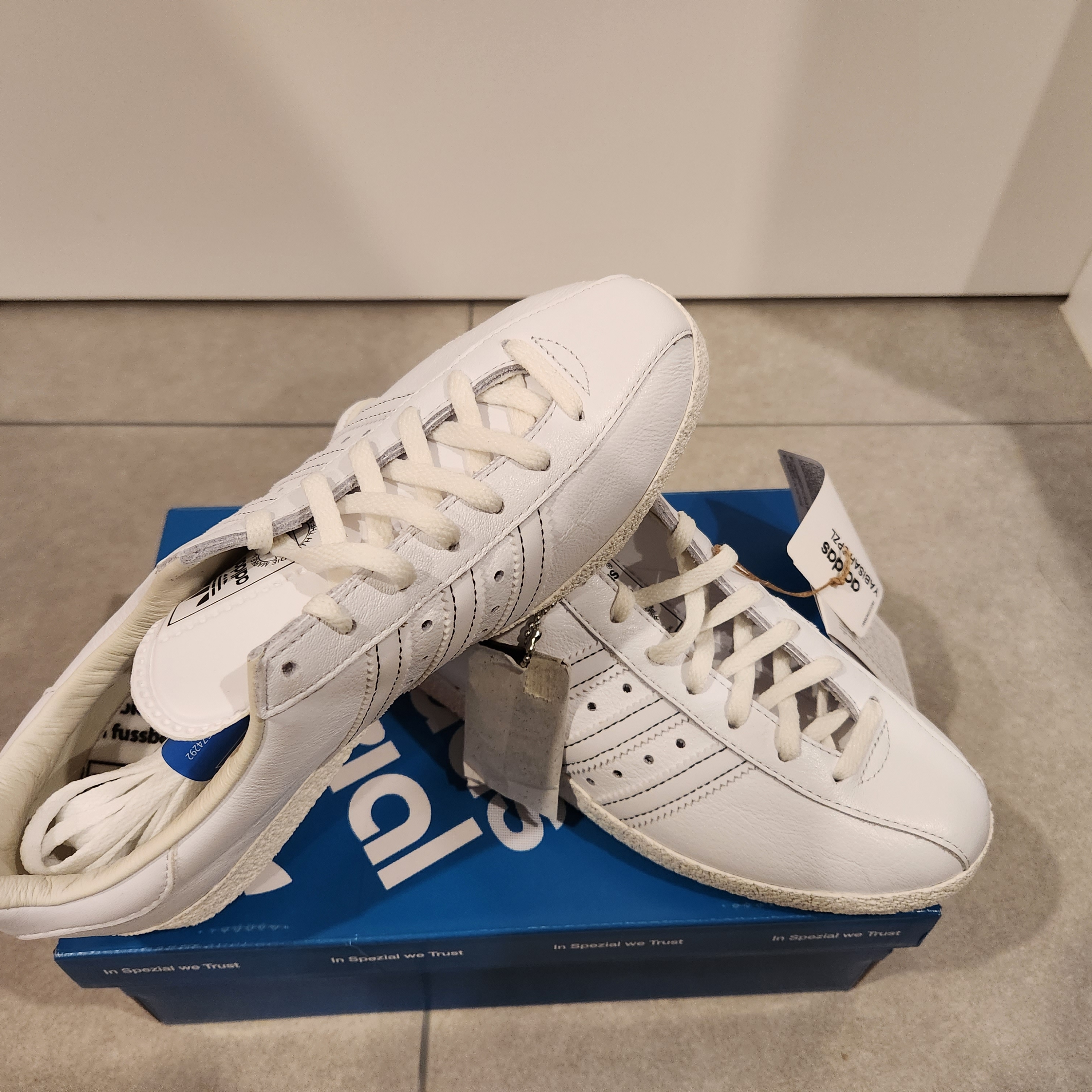 Adidas Yabisah Spezial Cloud White 착용 스타일 - 1