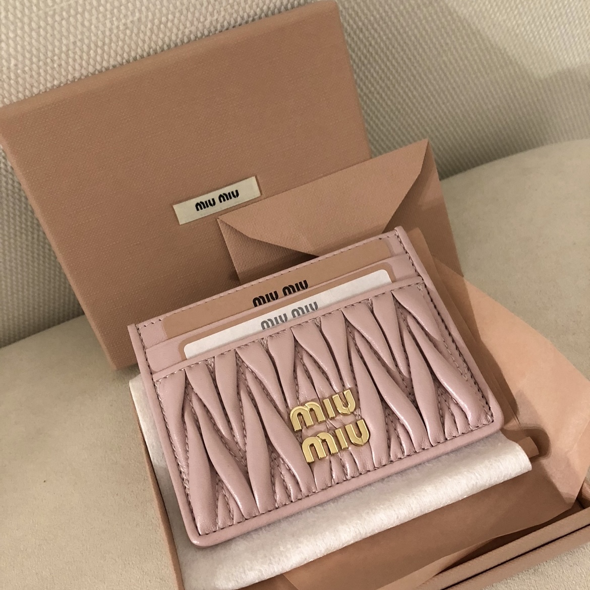 Miu Miu Matelasse Nappa Leather Card Holder Alabaster Pink 착용 스타일