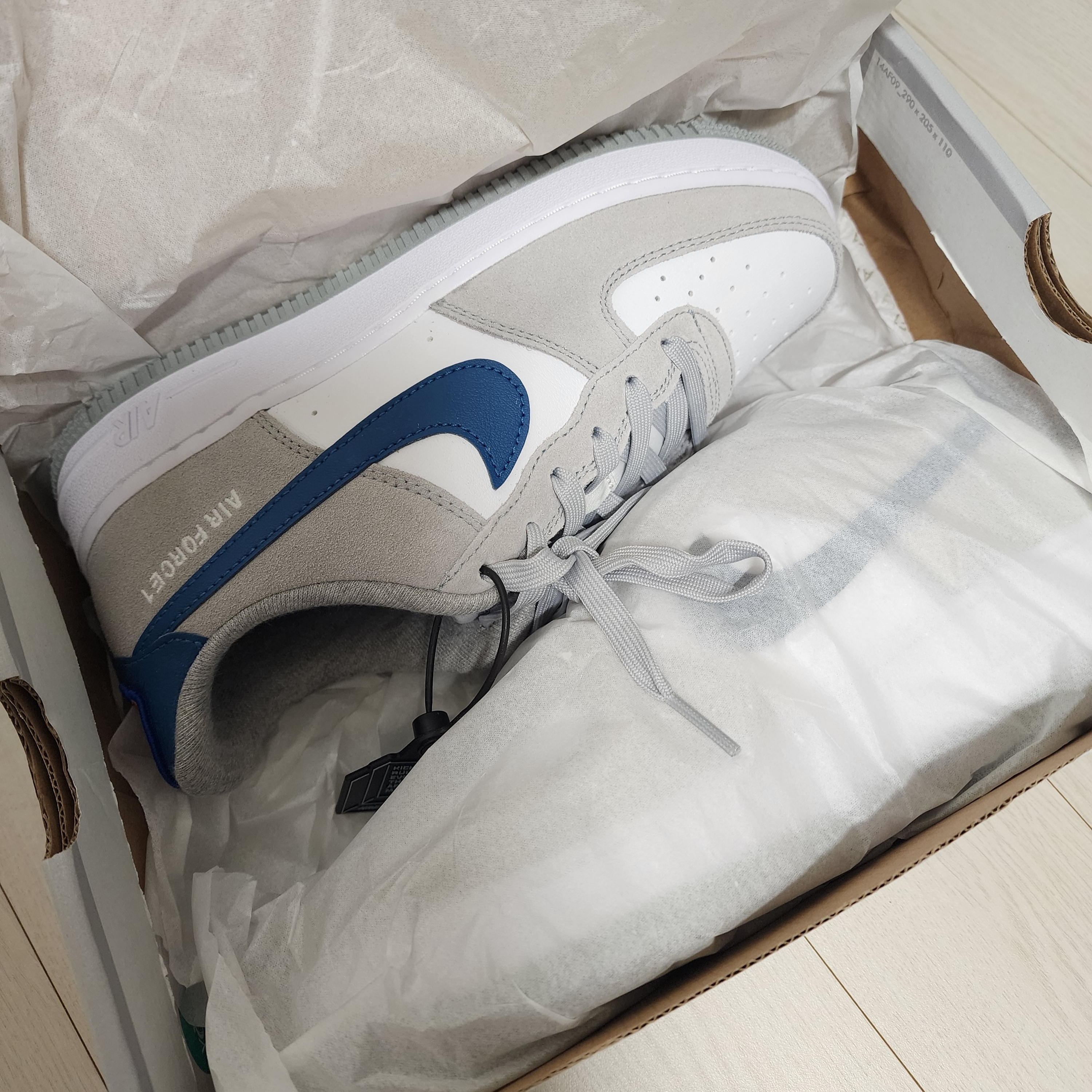 (GS) Nike Air Force 1 LV8 Athletic Club Light Smoke Grey Marina 착용 스타일