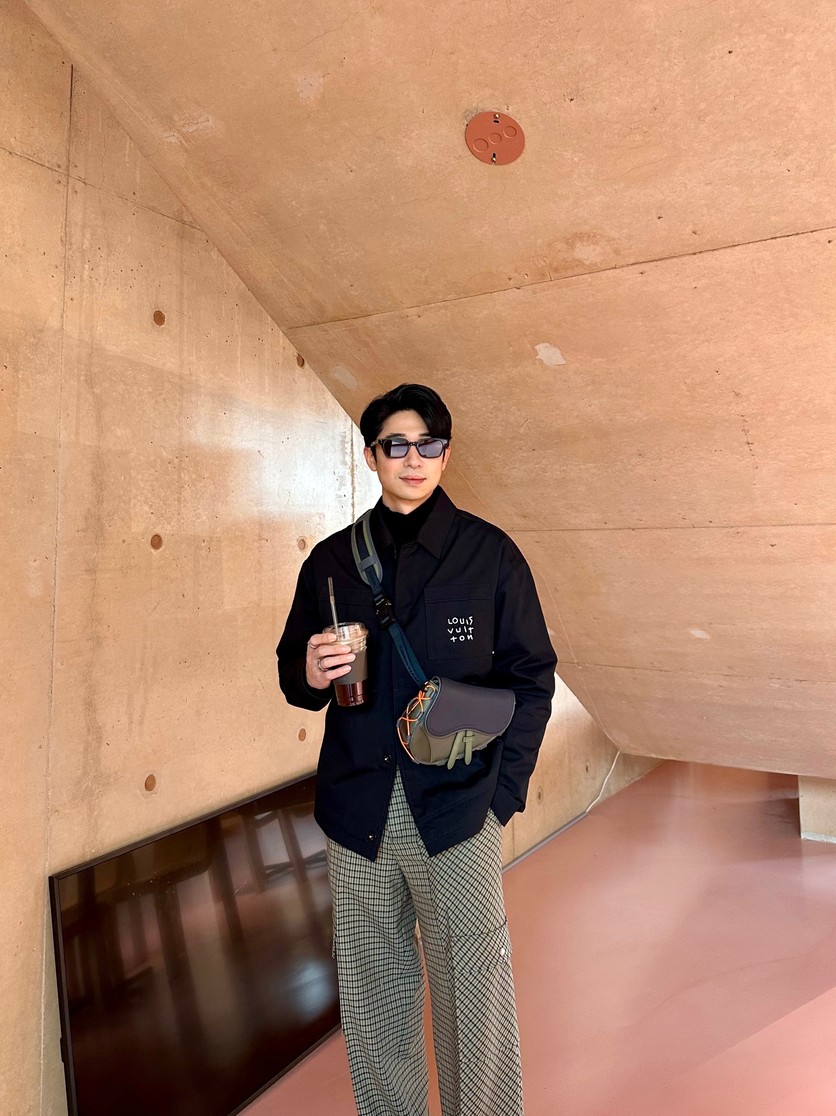 Louis Vuitton LV Spread Technical Overshirt Black, Dior x Sacai Mini Saddle Bag Olive 착용 스타일 - 2